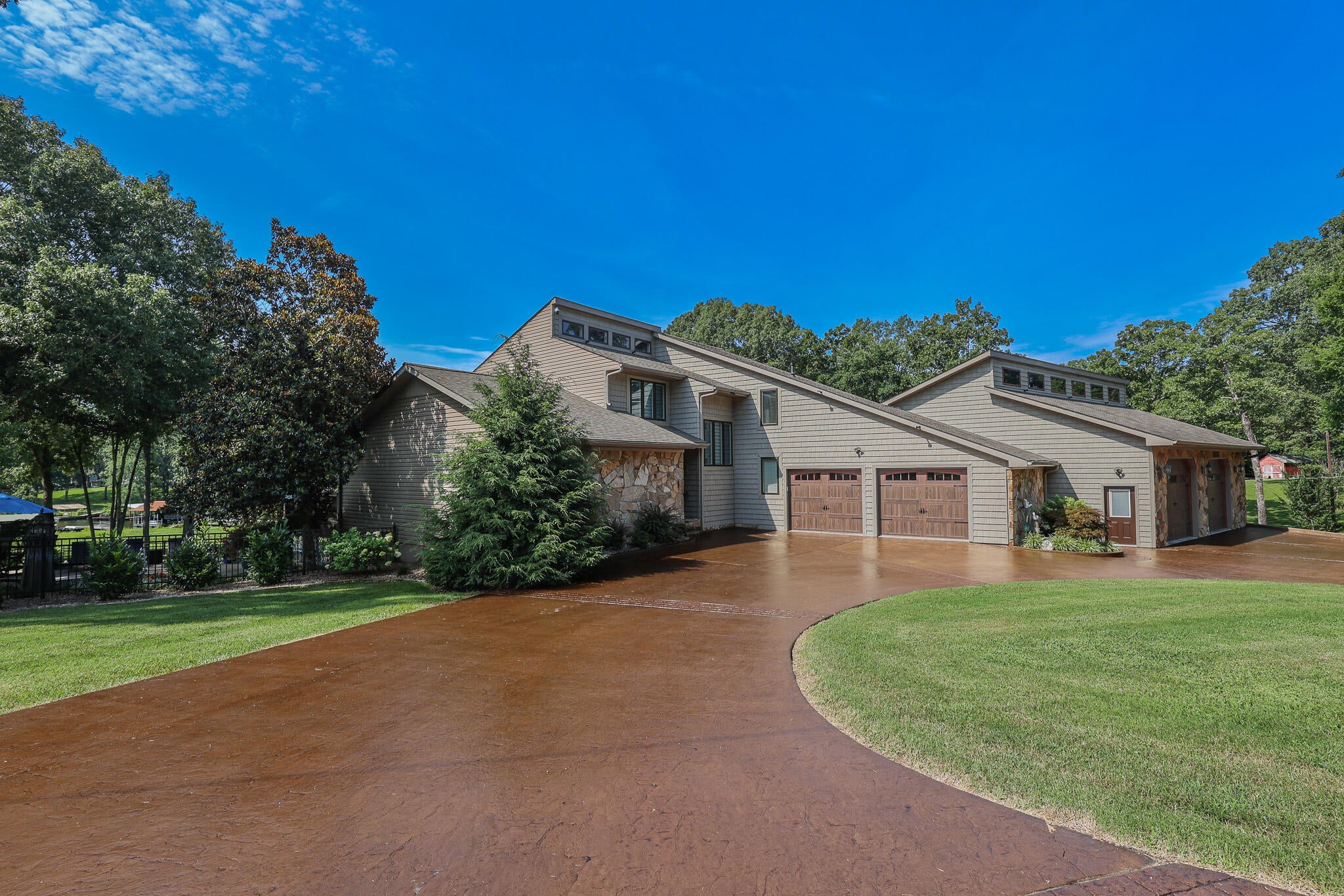 136 Lake Dr