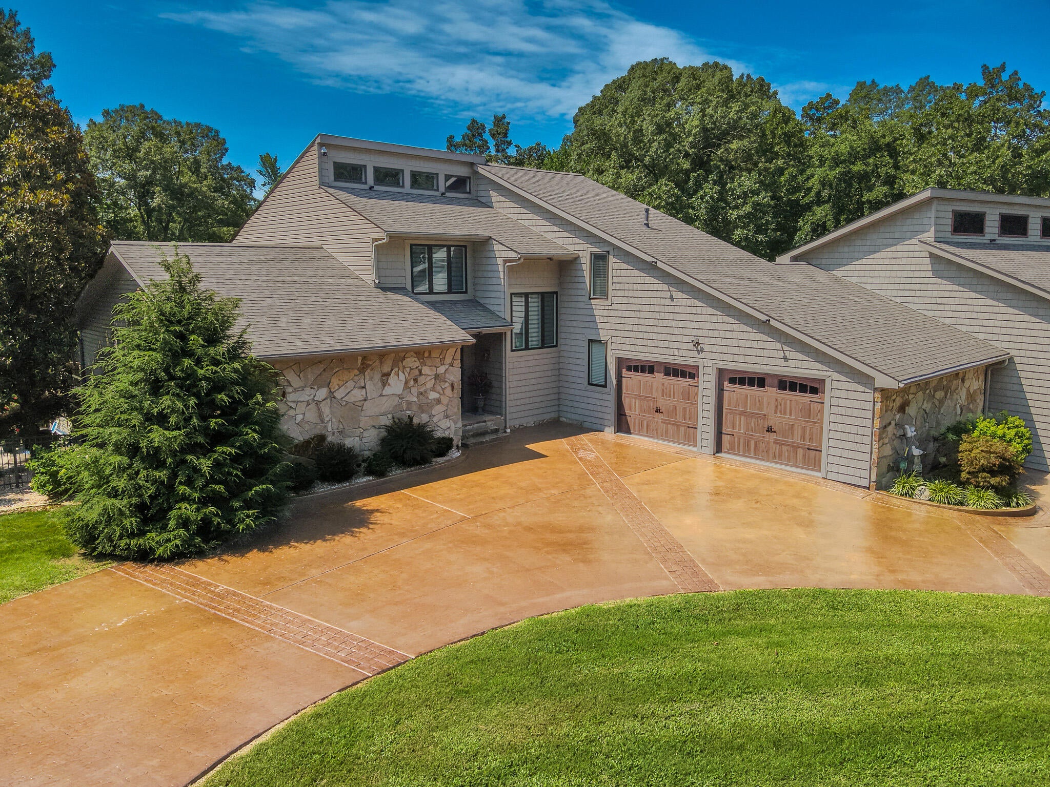 136 Lake Dr
