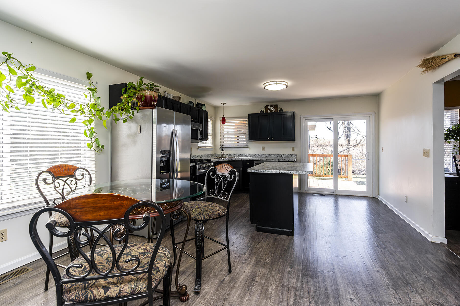 Berea, Kentucky 40403, United States, 3 Bedrooms Bedrooms, ,2 BathroomsBathrooms,Residential,Contingent,3409