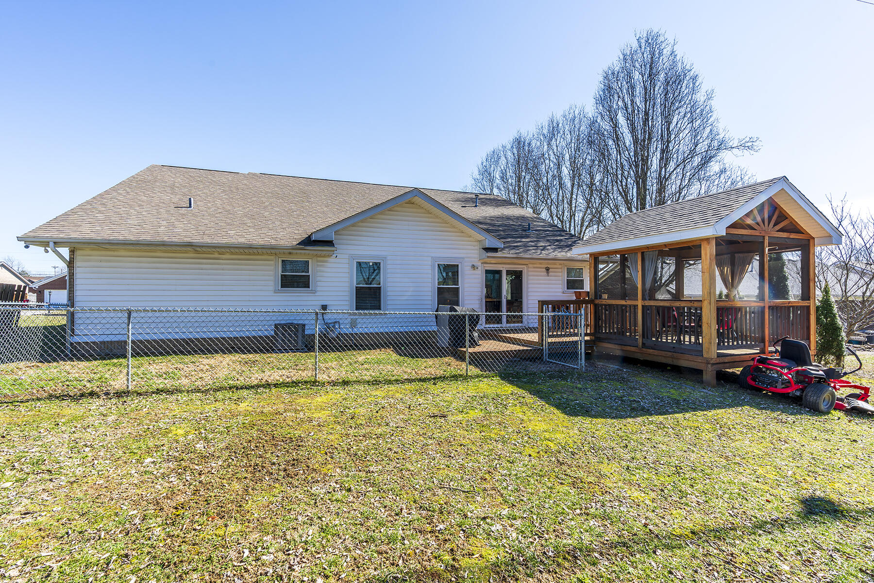 Berea, Kentucky 40403, United States, 3 Bedrooms Bedrooms, ,2 BathroomsBathrooms,Residential,Contingent,3409