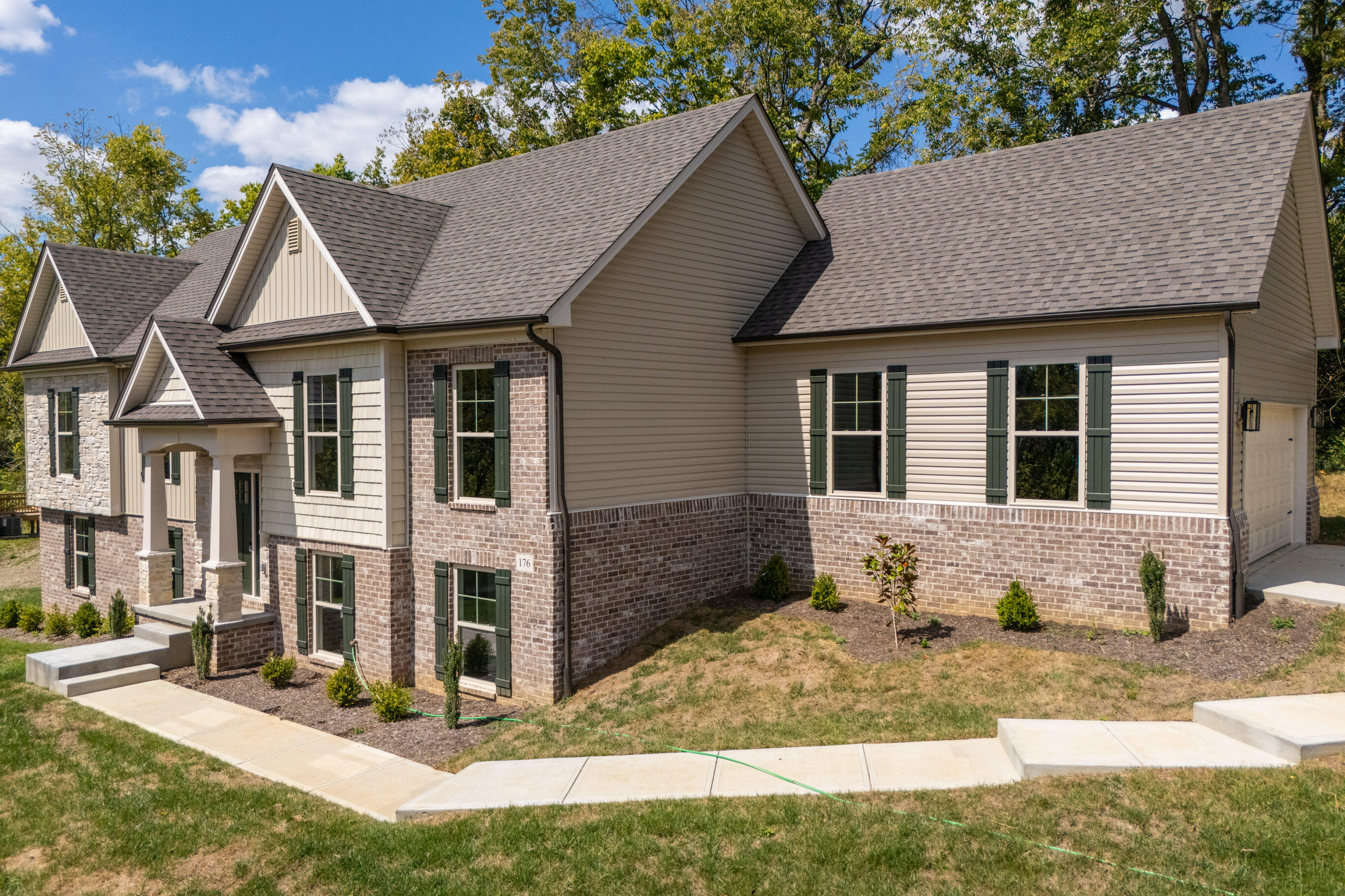 Richmond, Kentucky 40475, United States, 5 Bedrooms Bedrooms, ,3 BathroomsBathrooms,Residential,Active,124038