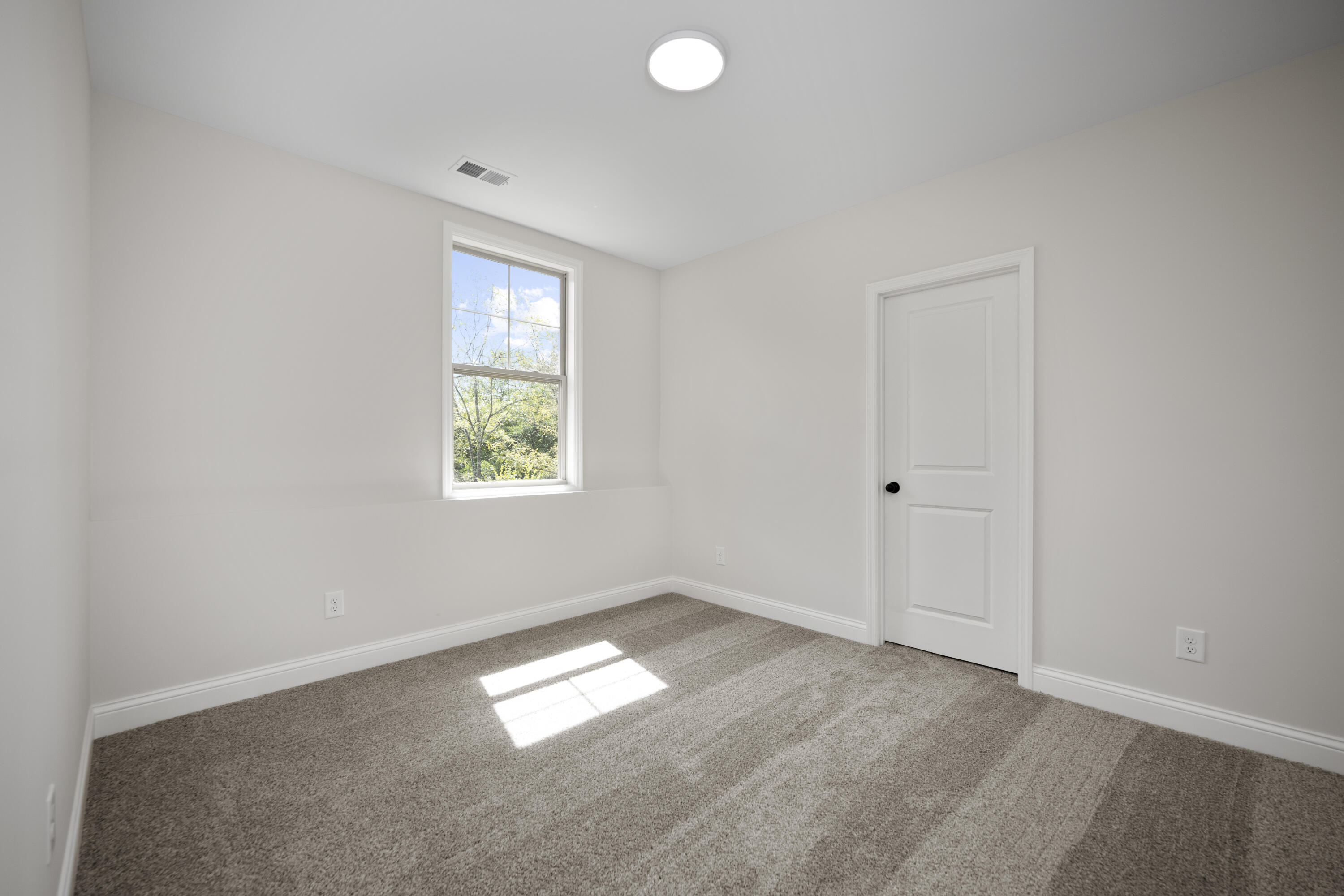 Richmond, Kentucky 40475, United States, 5 Bedrooms Bedrooms, ,3 BathroomsBathrooms,Residential,Active,124038