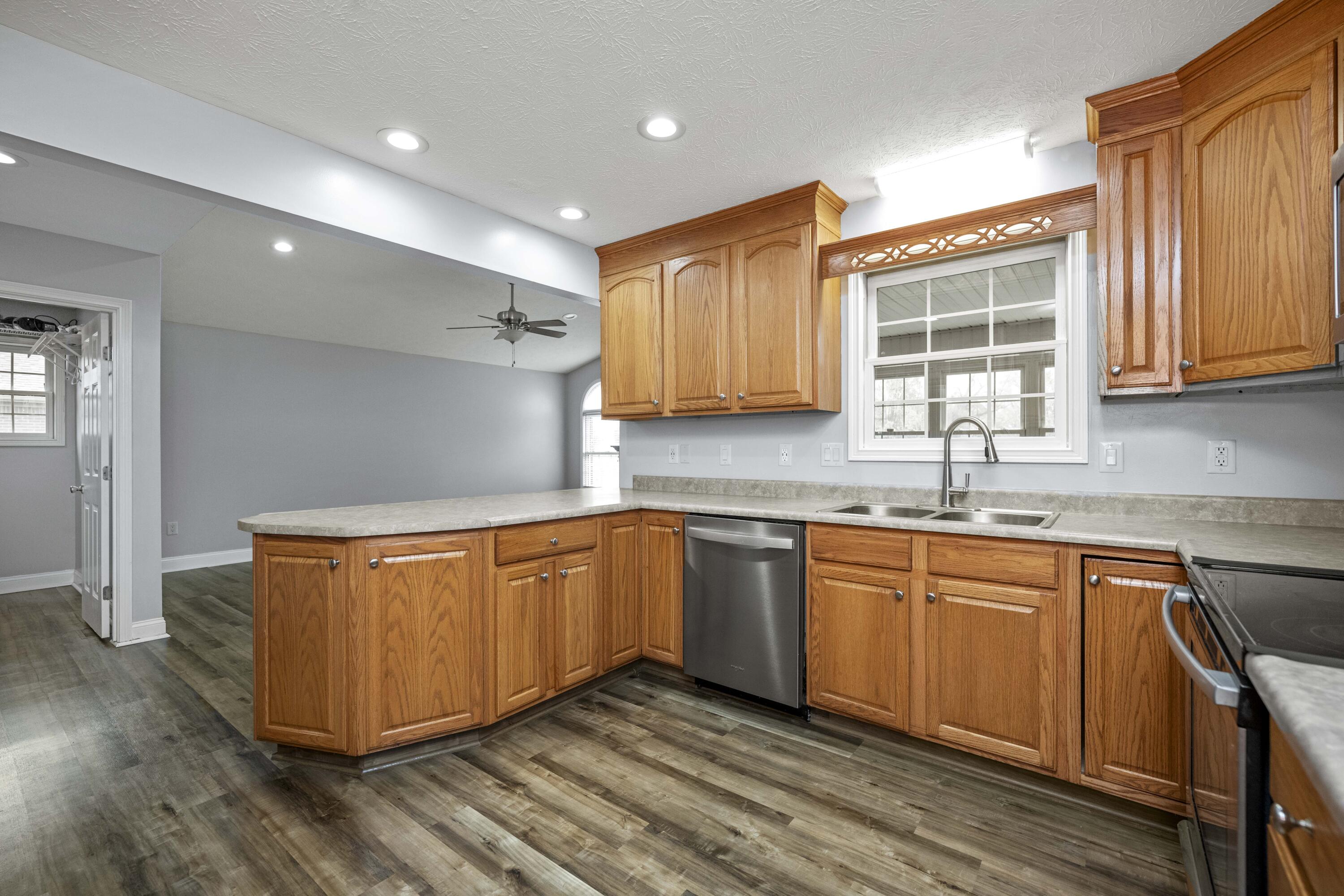 Richmond, Kentucky 40475, United States, 3 Bedrooms Bedrooms, ,2 BathroomsBathrooms,Residential,Active,99596