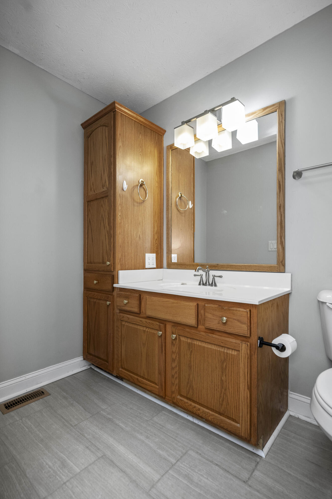 Richmond, Kentucky 40475, United States, 3 Bedrooms Bedrooms, ,2 BathroomsBathrooms,Residential,Active,99596