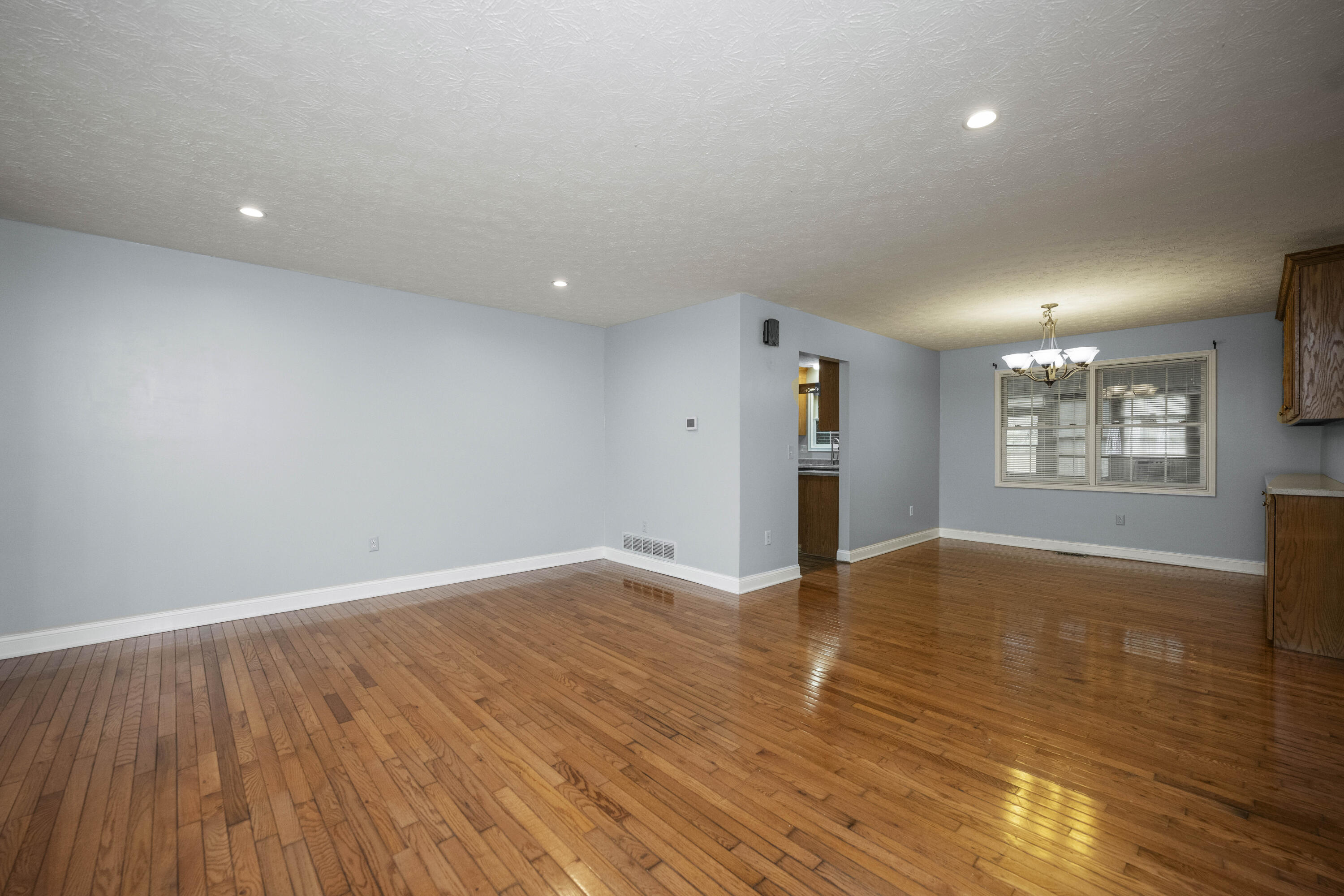 Richmond, Kentucky 40475, United States, 3 Bedrooms Bedrooms, ,2 BathroomsBathrooms,Residential,Active,99596