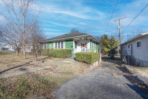 Photo of 304 Creekview Drive, Paris, KY 40361 (MLS # 26001464)