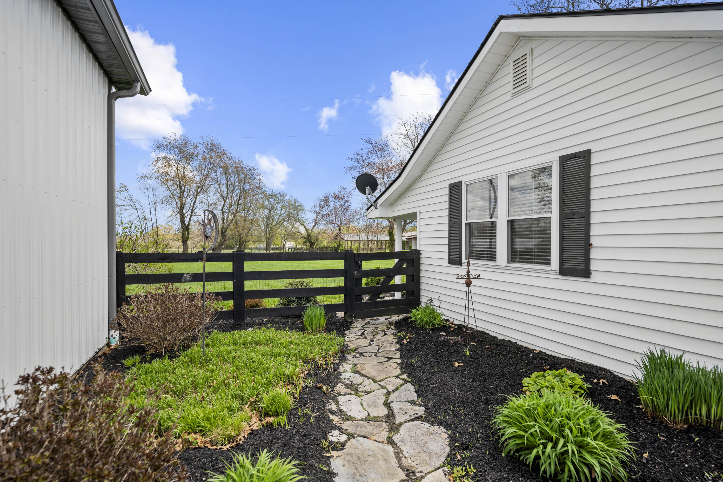 Richmond, Kentucky 40475, United States, 4 Bedrooms Bedrooms, ,3 BathroomsBathrooms,Residential,Pending,107637