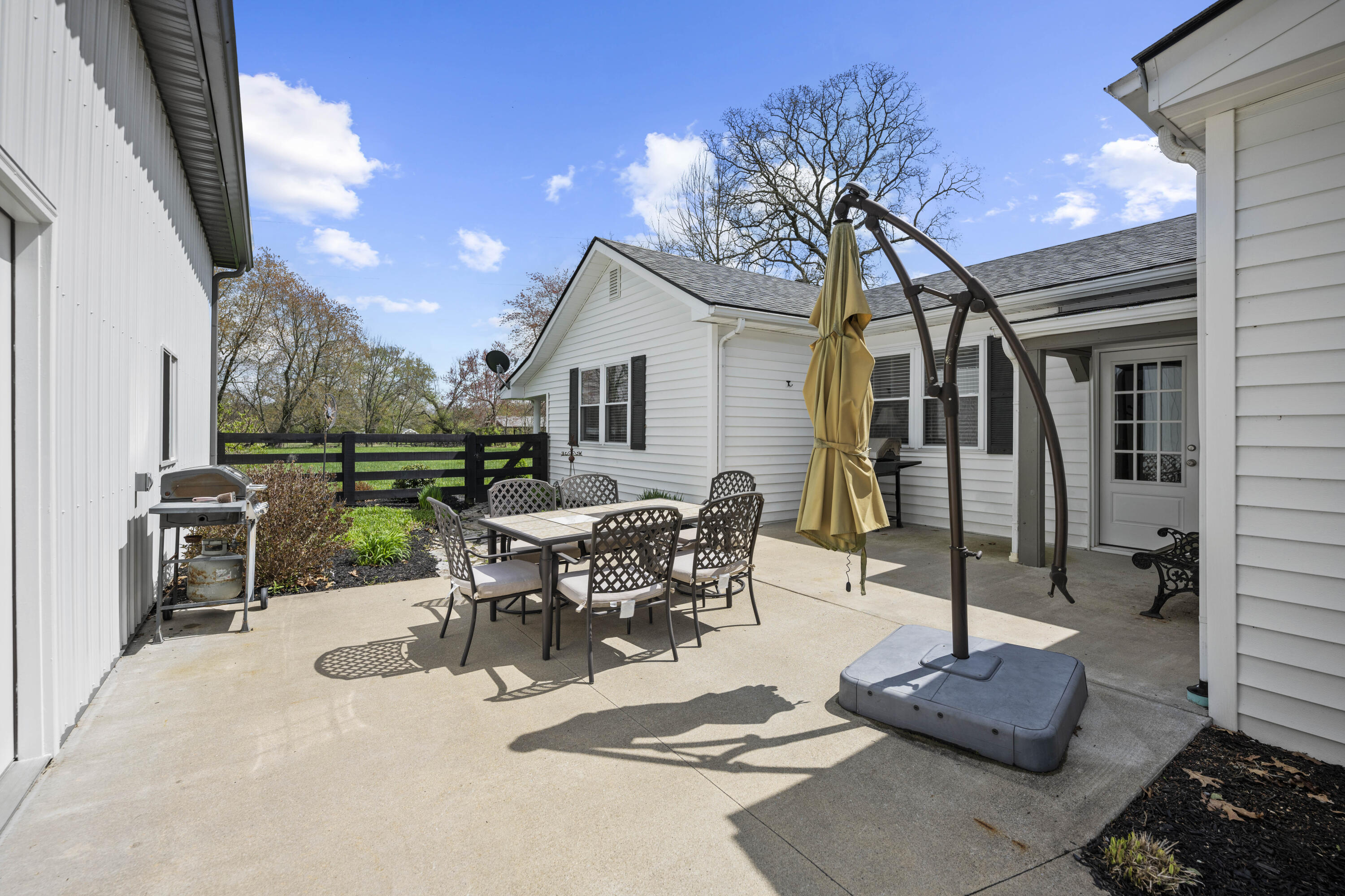 Richmond, Kentucky 40475, United States, 4 Bedrooms Bedrooms, ,3 BathroomsBathrooms,Residential,Pending,107637