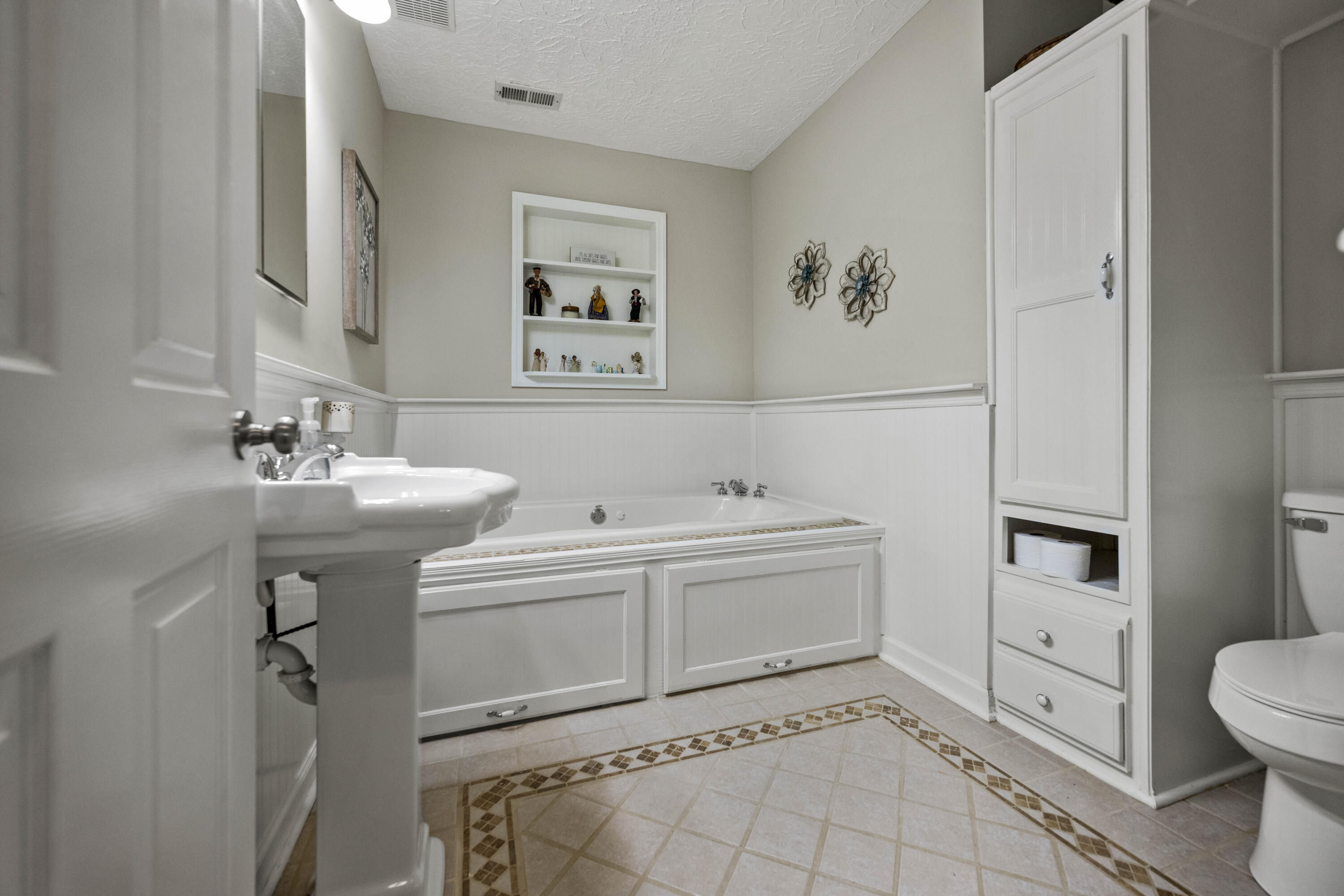 Richmond, Kentucky 40475, United States, 4 Bedrooms Bedrooms, ,3 BathroomsBathrooms,Residential,Pending,107637