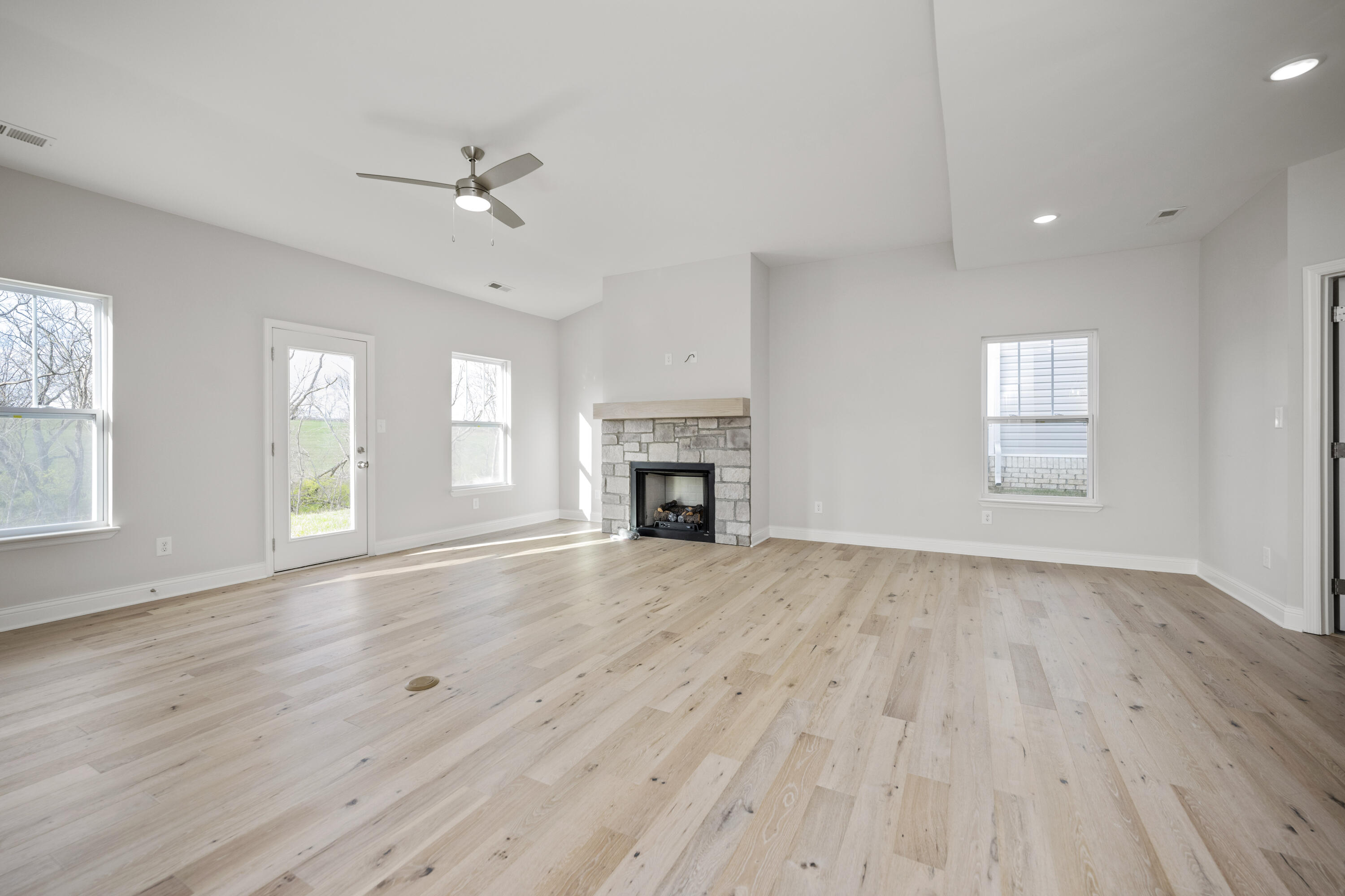 Richmond, Kentucky 40475, United States, 3 Bedrooms Bedrooms, ,2 BathroomsBathrooms,Residential,Pending,51002