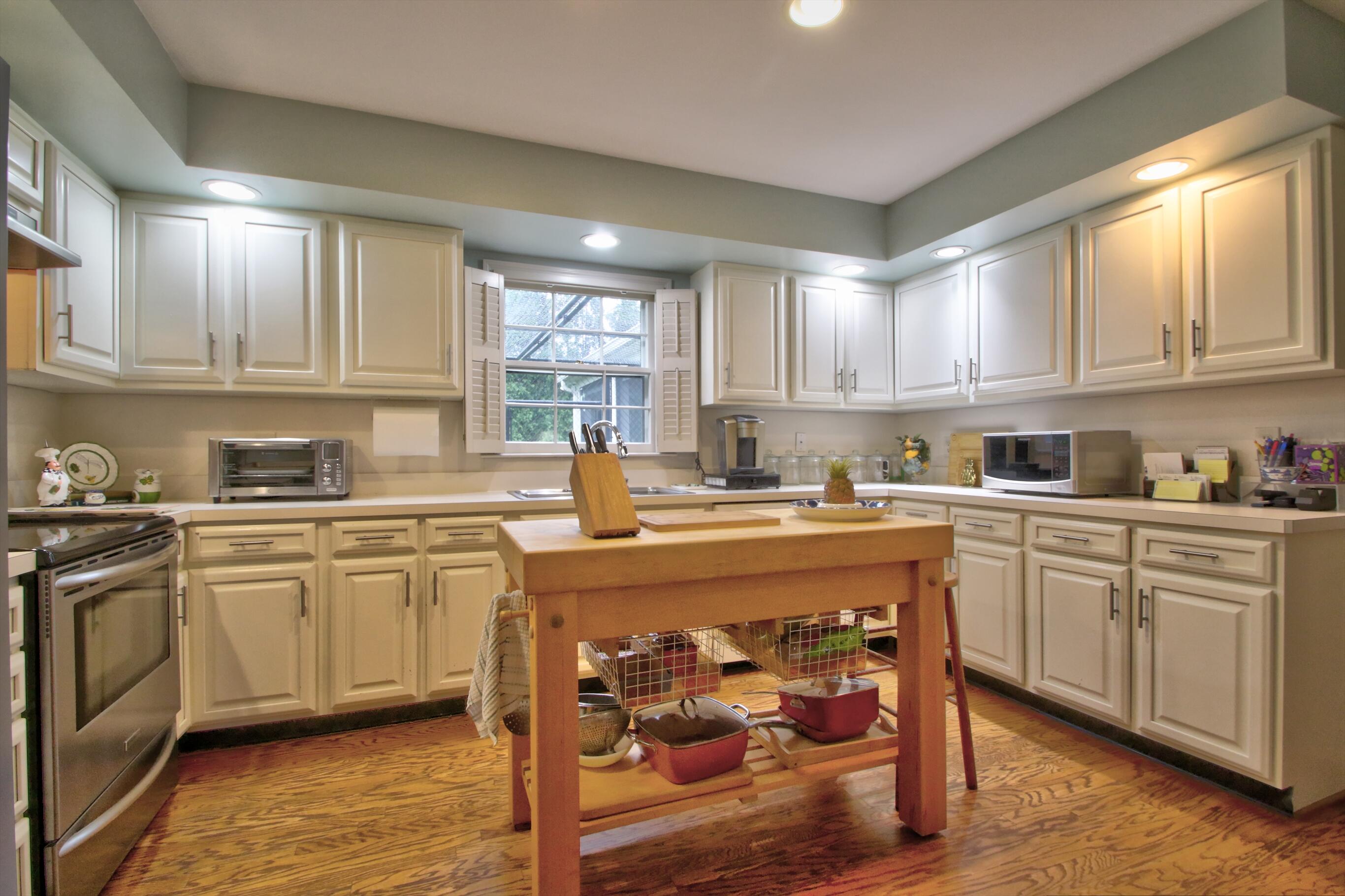 Lexington, Kentucky 40502, United States, 3 Bedrooms Bedrooms, ,3 BathroomsBathrooms,Residential,Contingent,22645