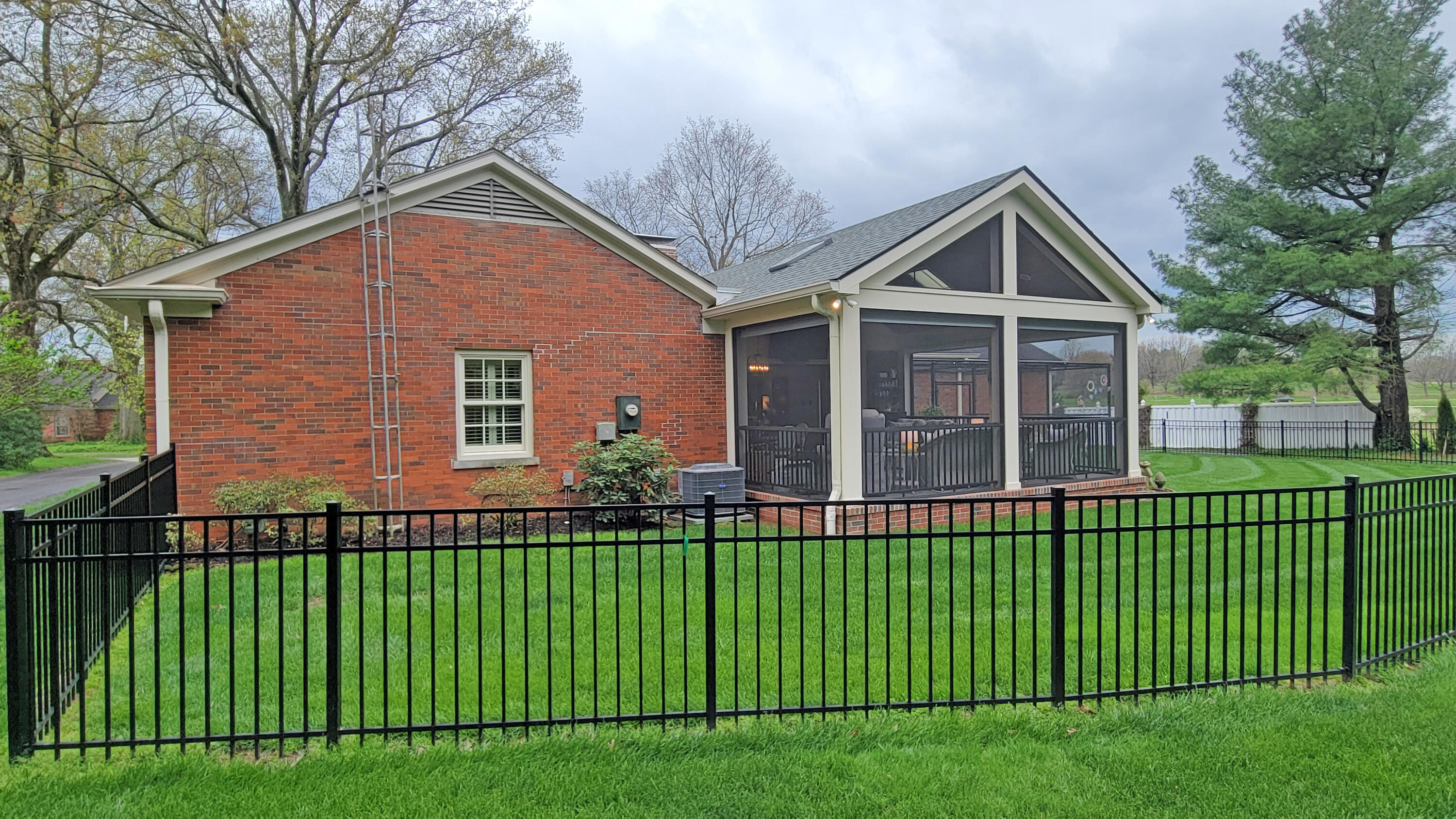 Lexington, Kentucky 40502, United States, 3 Bedrooms Bedrooms, ,3 BathroomsBathrooms,Residential,Contingent,22645