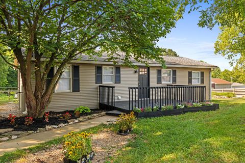 Photo of 6121 Delaney Ferry Extended, Versailles, KY 40383 (MLS # 25016821)