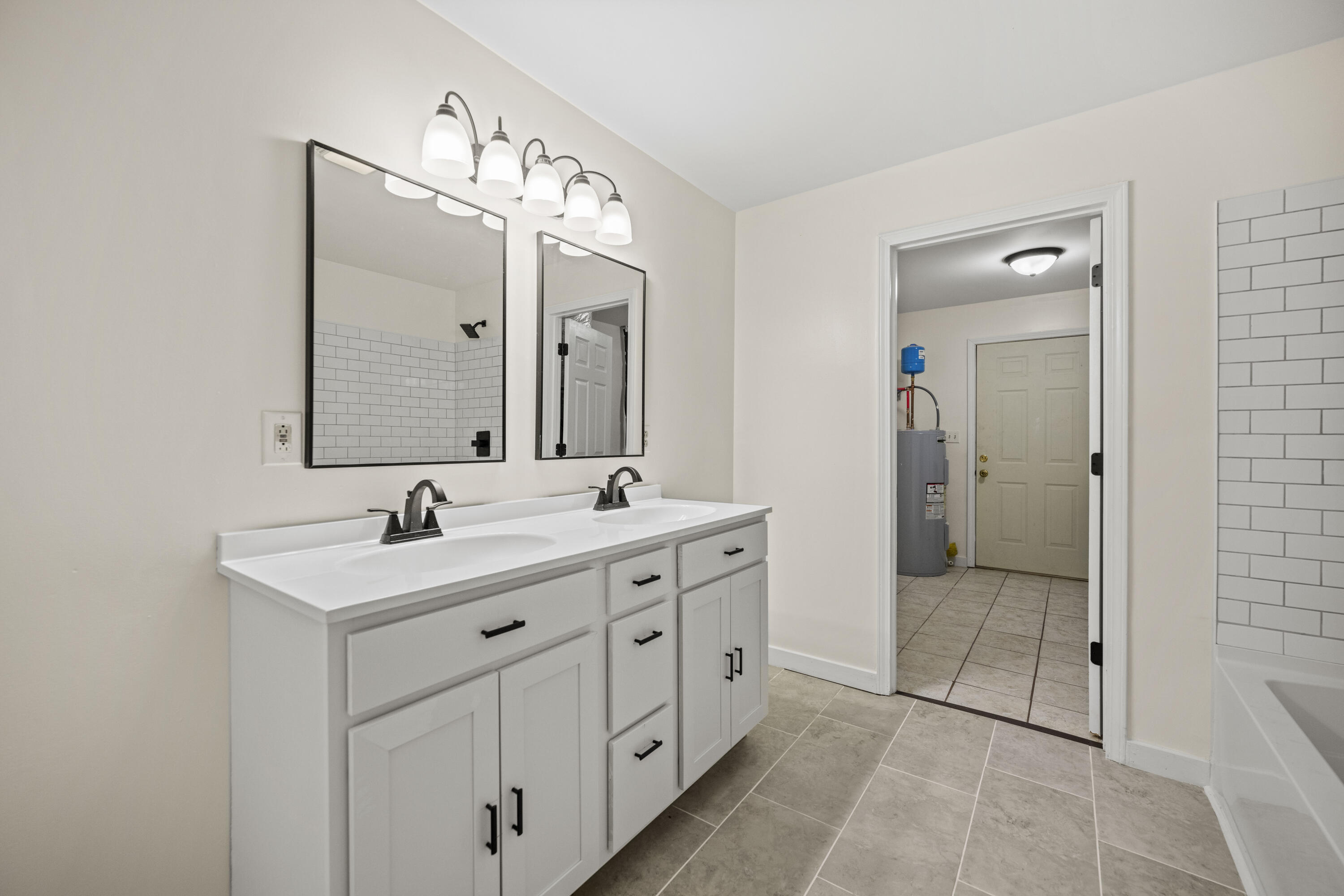 Berea, Kentucky 40403, United States, 3 Bedrooms Bedrooms, ,3 BathroomsBathrooms,Residential,Active,188906