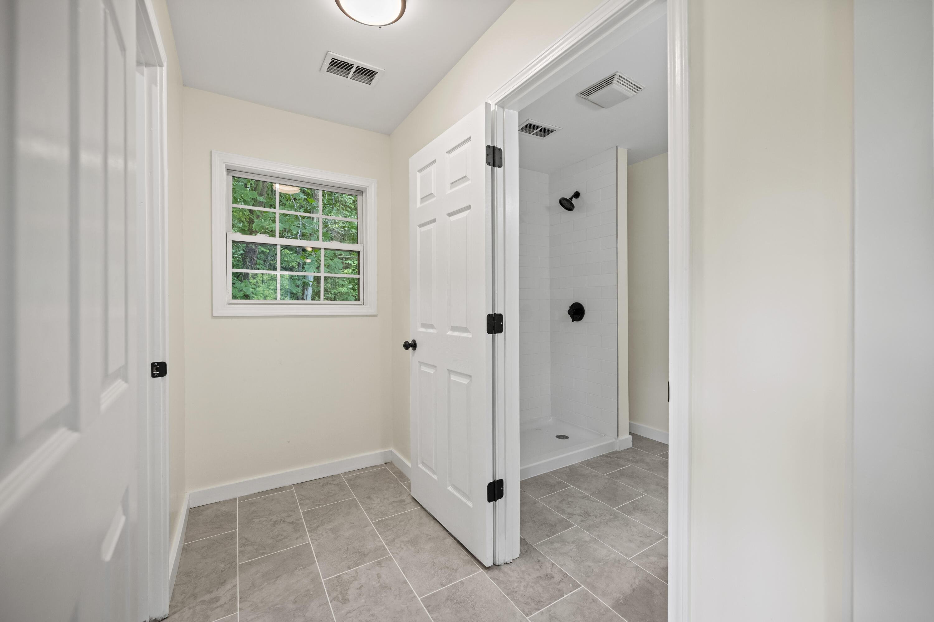 Berea, Kentucky 40403, United States, 3 Bedrooms Bedrooms, ,3 BathroomsBathrooms,Residential,Active,188906