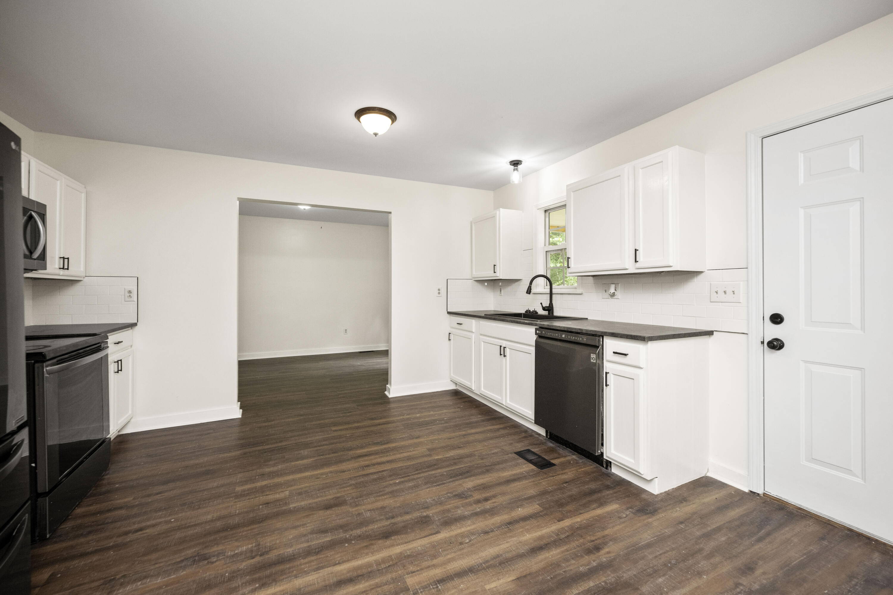 Berea, Kentucky 40403, United States, 3 Bedrooms Bedrooms, ,3 BathroomsBathrooms,Residential,Active,188906