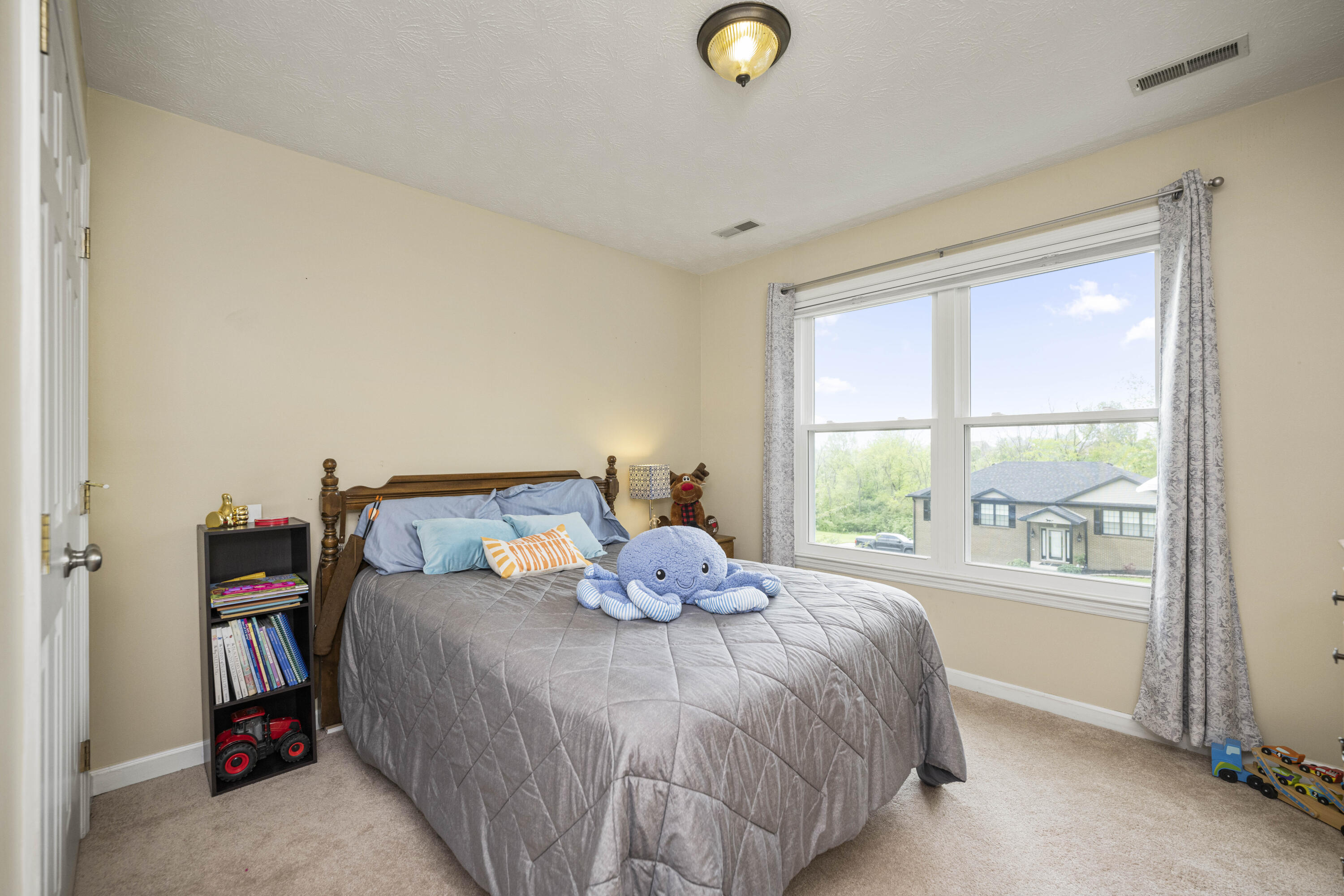 Richmond, Kentucky 40475, United States, 4 Bedrooms Bedrooms, ,3 BathroomsBathrooms,Residential,Pending,122624