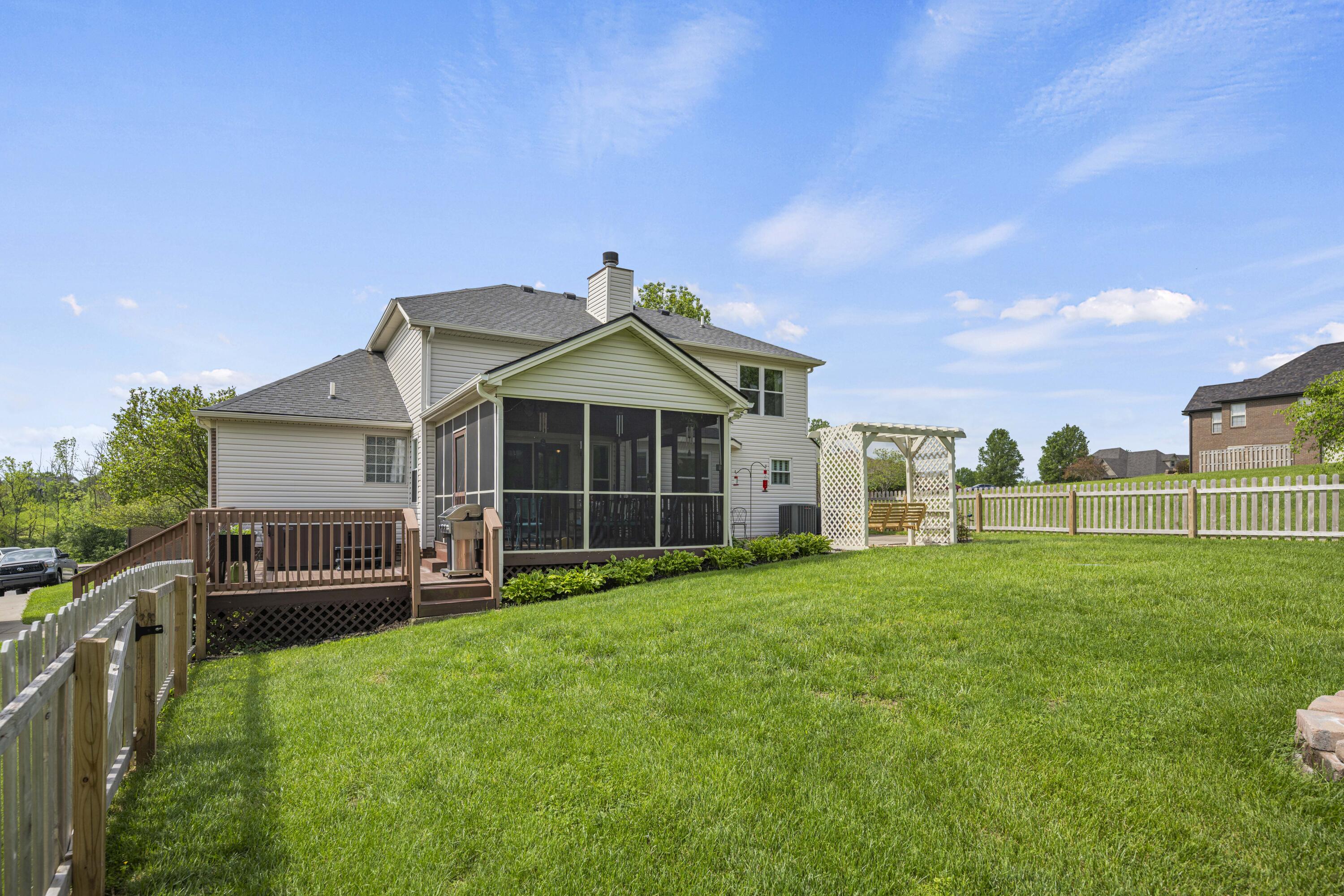 Richmond, Kentucky 40475, United States, 4 Bedrooms Bedrooms, ,3 BathroomsBathrooms,Residential,Pending,122624