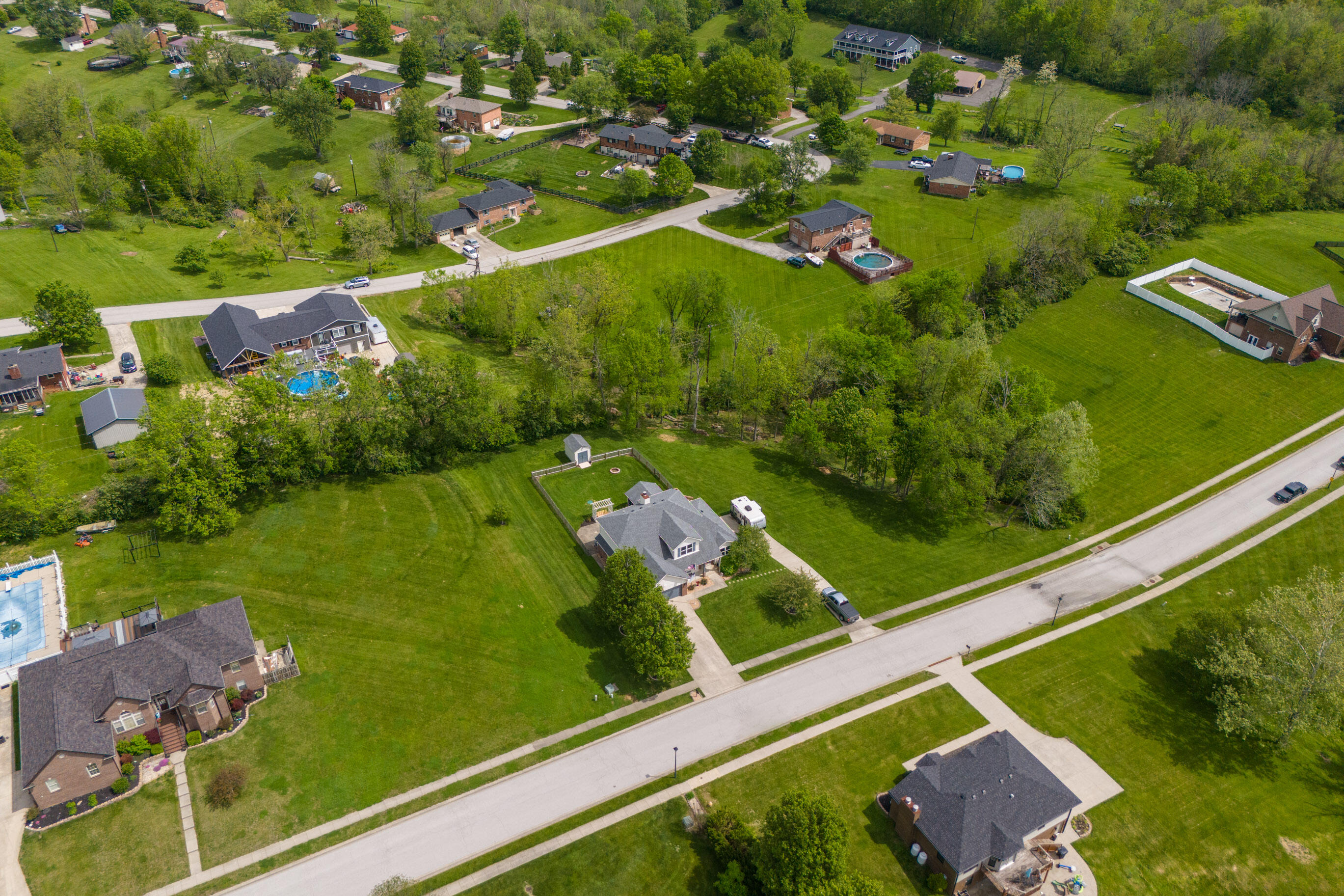 Richmond, Kentucky 40475, United States, 4 Bedrooms Bedrooms, ,3 BathroomsBathrooms,Residential,Pending,122624