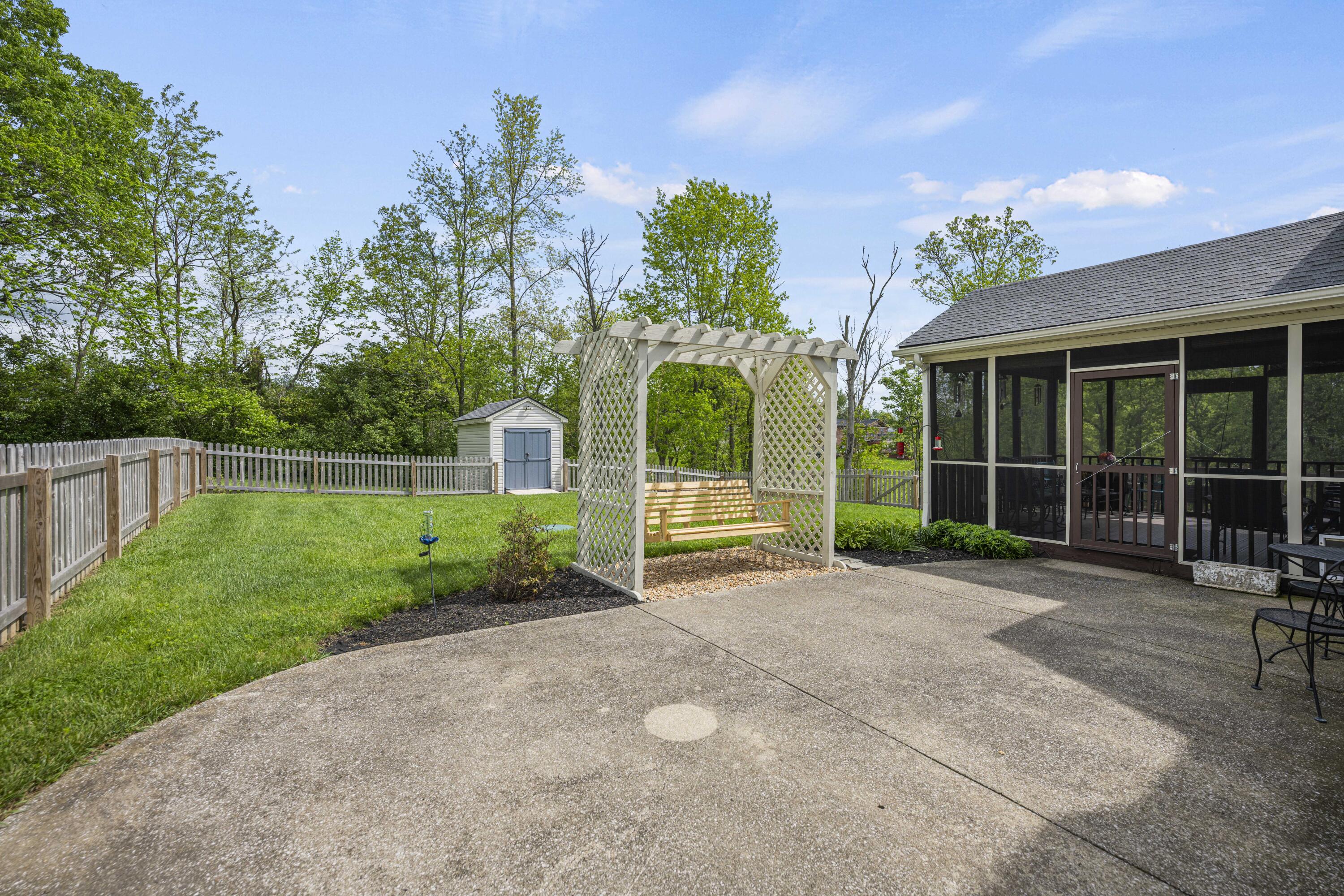 Richmond, Kentucky 40475, United States, 4 Bedrooms Bedrooms, ,3 BathroomsBathrooms,Residential,Pending,122624