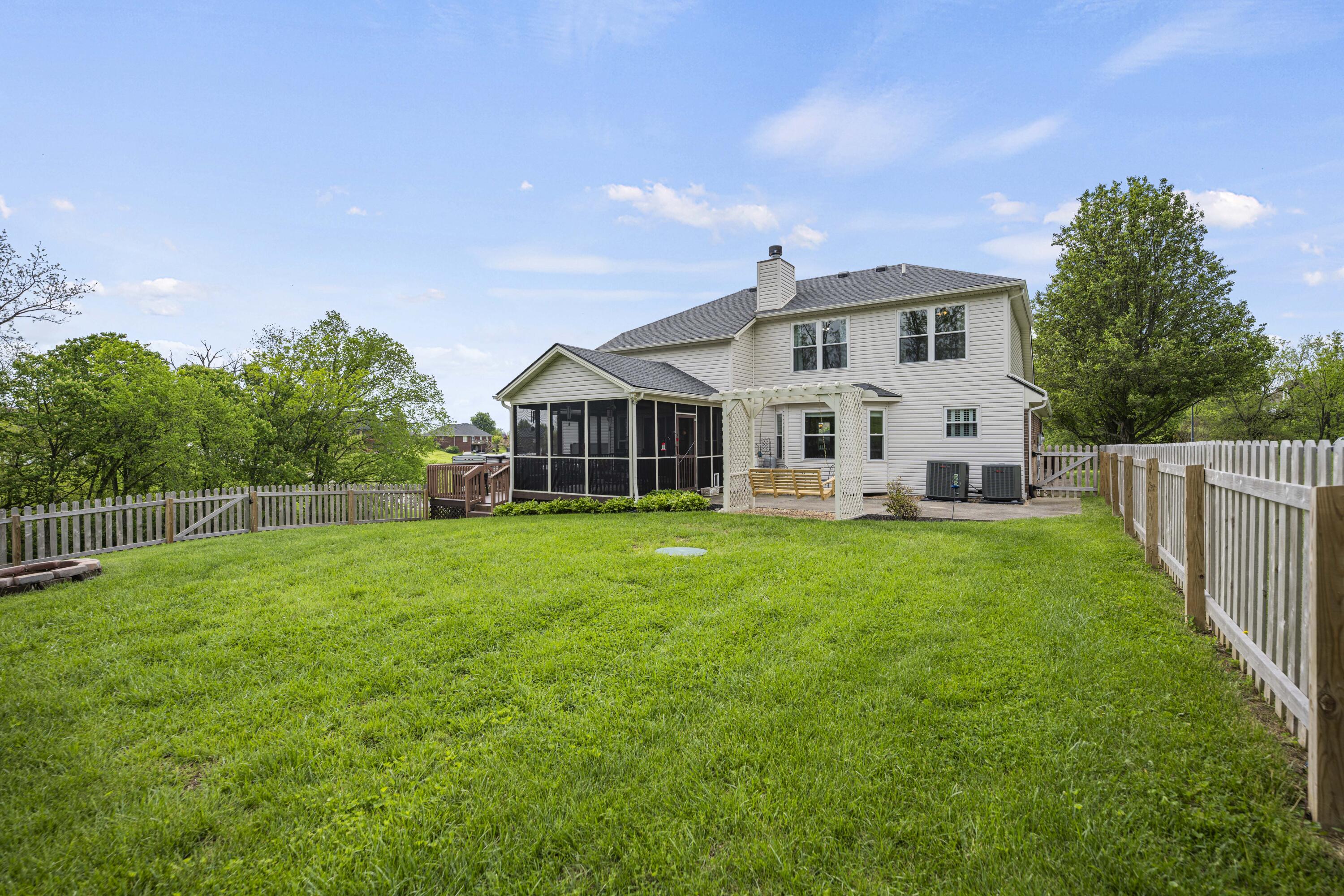 Richmond, Kentucky 40475, United States, 4 Bedrooms Bedrooms, ,3 BathroomsBathrooms,Residential,Pending,122624