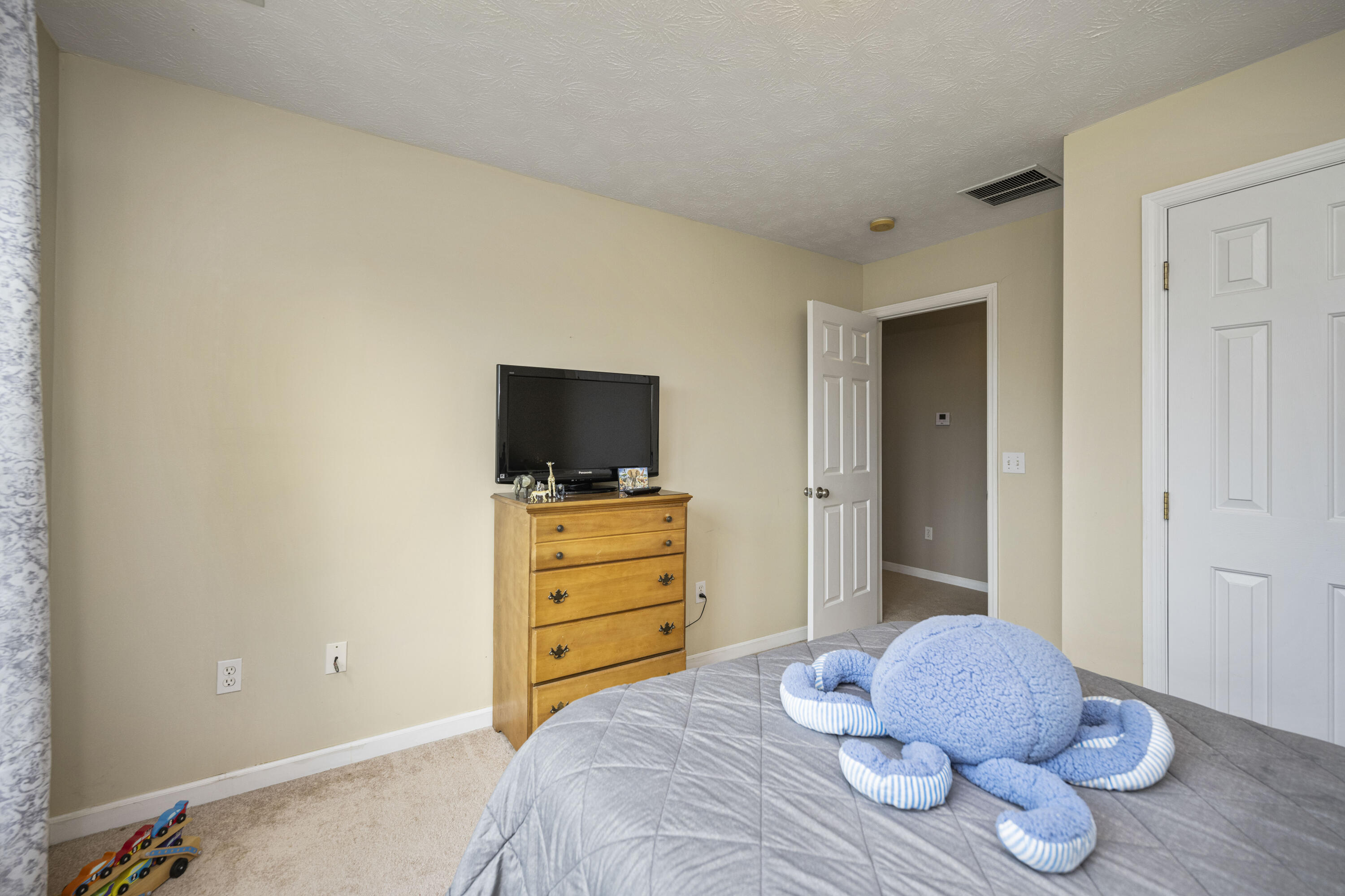 Richmond, Kentucky 40475, United States, 4 Bedrooms Bedrooms, ,3 BathroomsBathrooms,Residential,Pending,122624