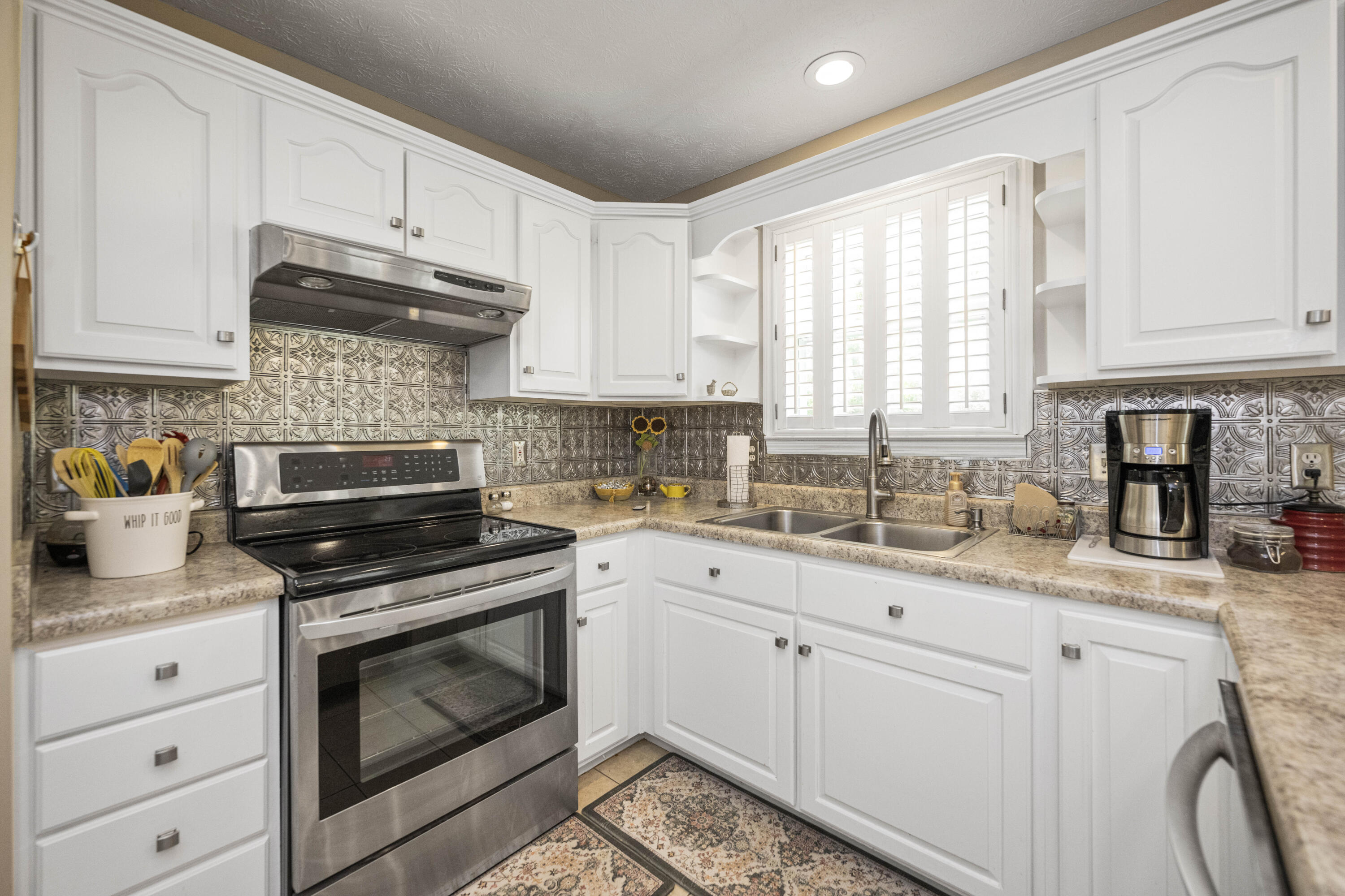 Richmond, Kentucky 40475, United States, 4 Bedrooms Bedrooms, ,3 BathroomsBathrooms,Residential,Pending,122624