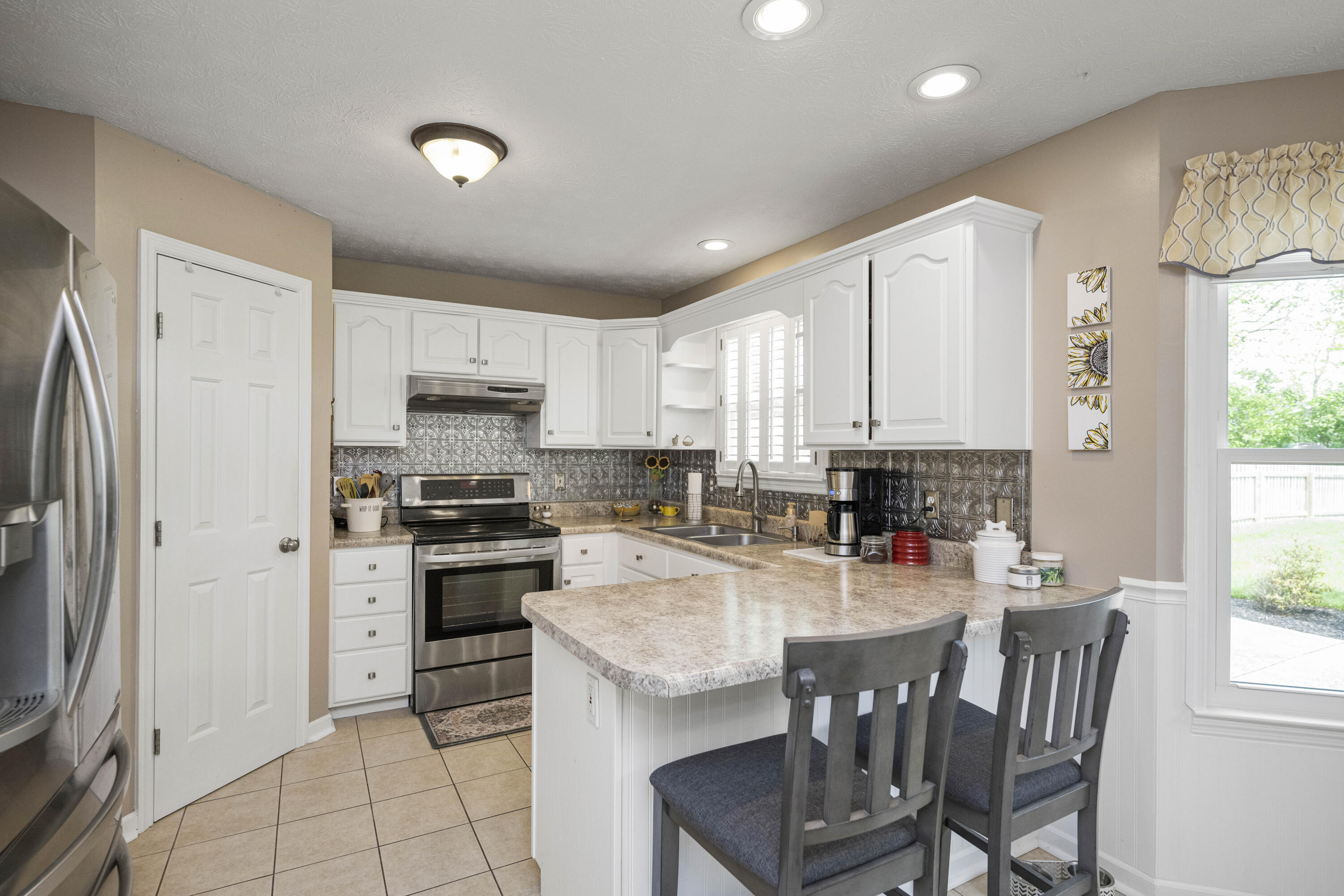 Richmond, Kentucky 40475, United States, 4 Bedrooms Bedrooms, ,3 BathroomsBathrooms,Residential,Pending,122624