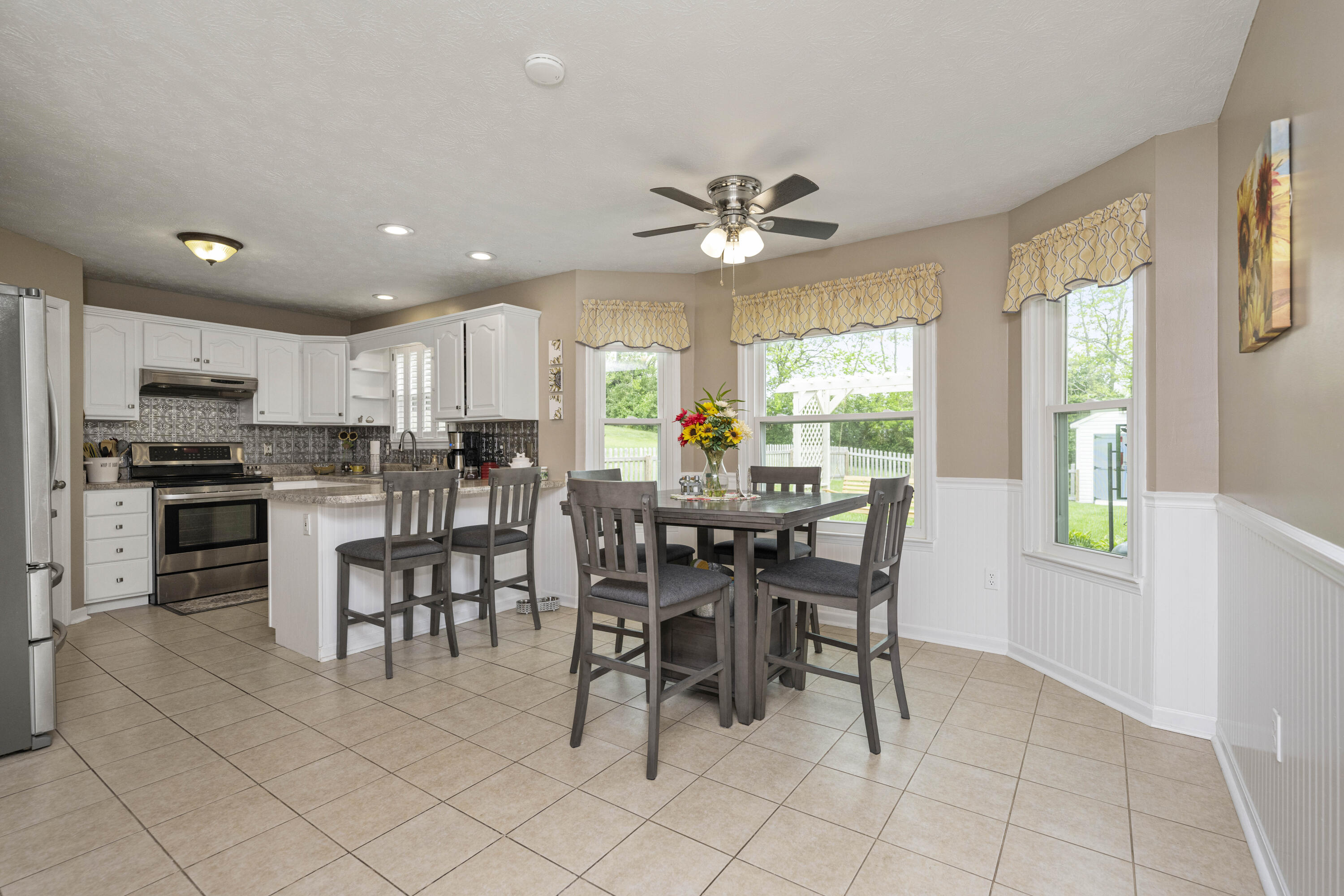 Richmond, Kentucky 40475, United States, 4 Bedrooms Bedrooms, ,3 BathroomsBathrooms,Residential,Pending,122624