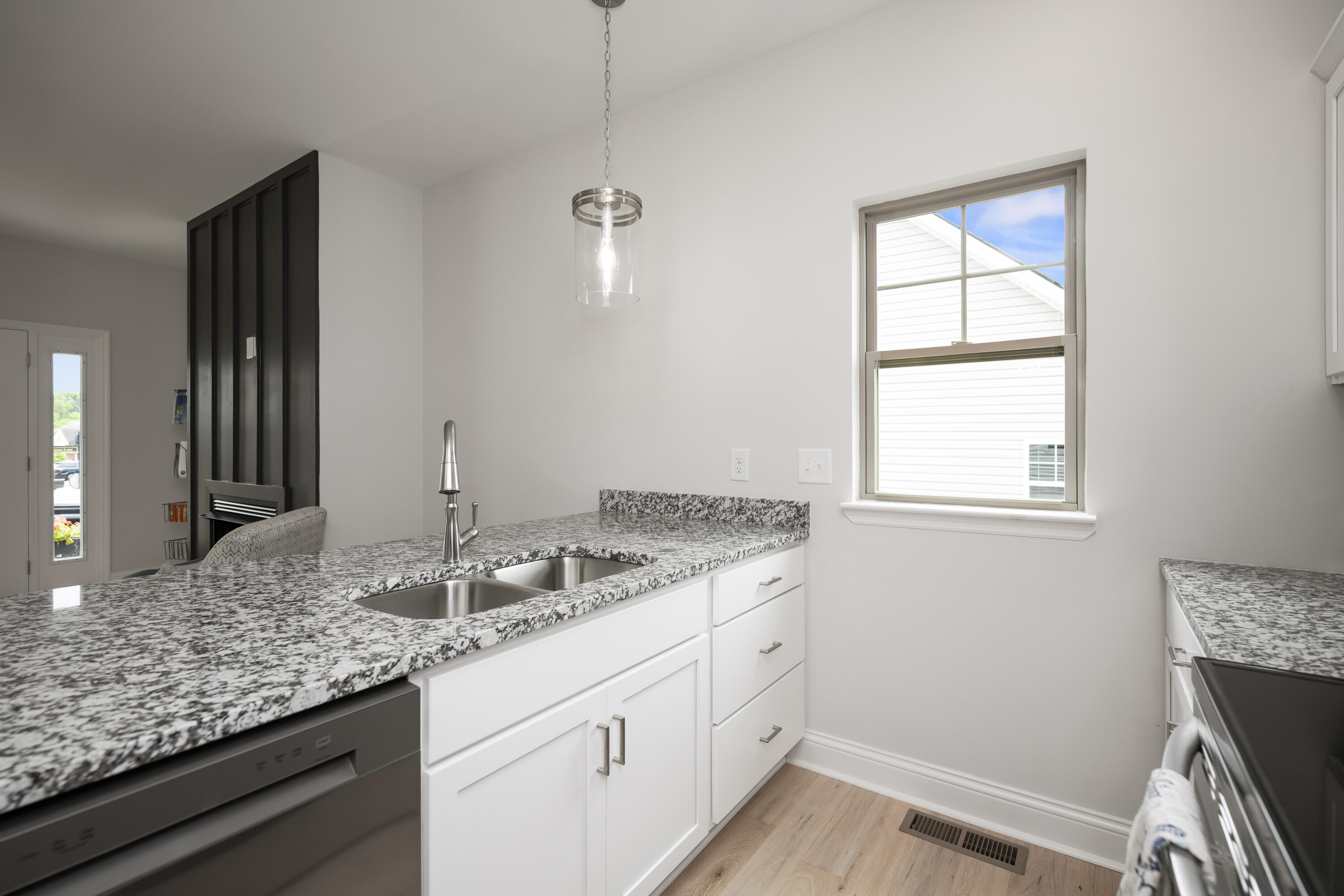 Richmond, Kentucky 40475, United States, 4 Bedrooms Bedrooms, ,3 BathroomsBathrooms,Residential,Active,182420