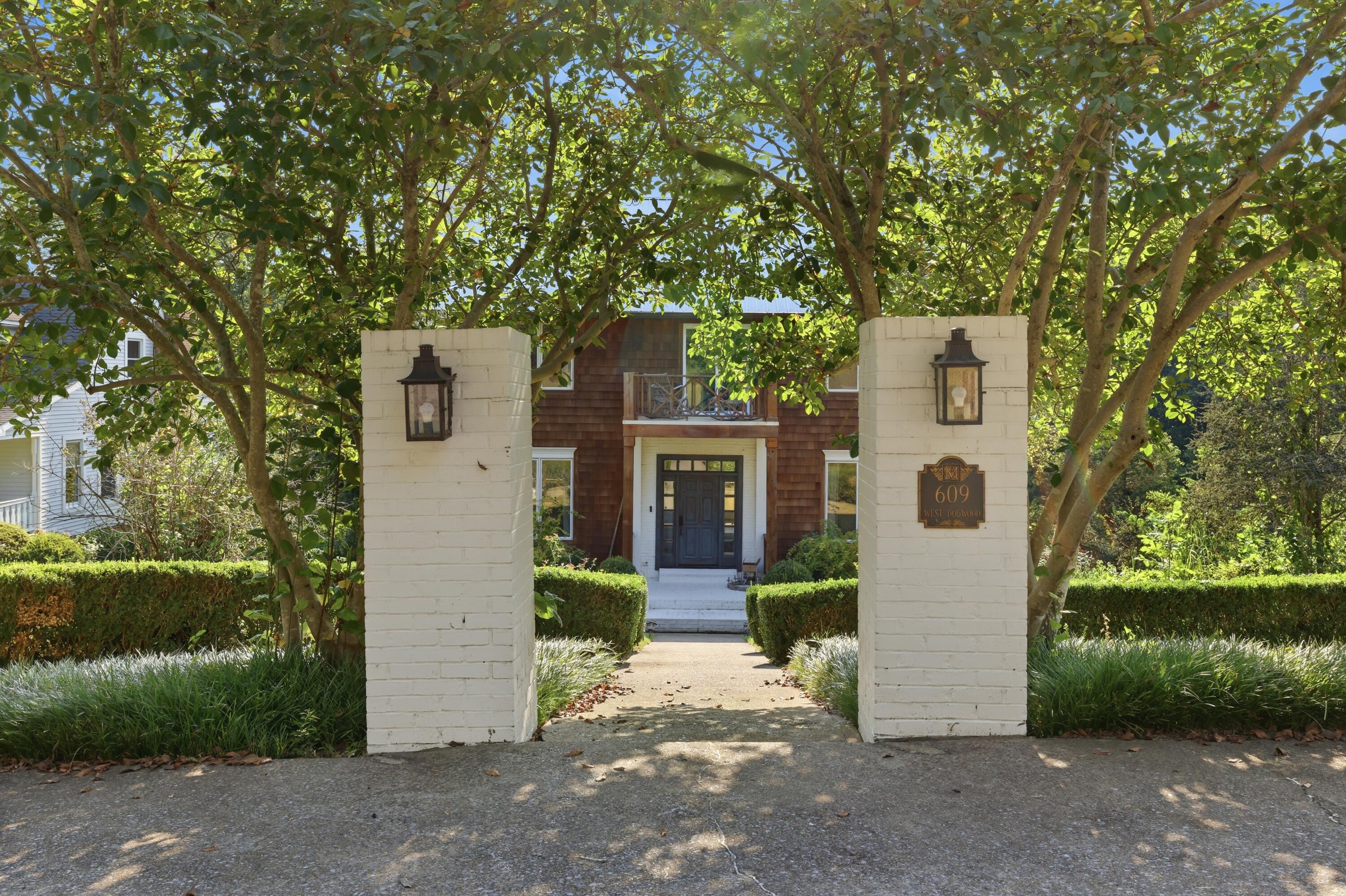 609 W Dogwood Drive