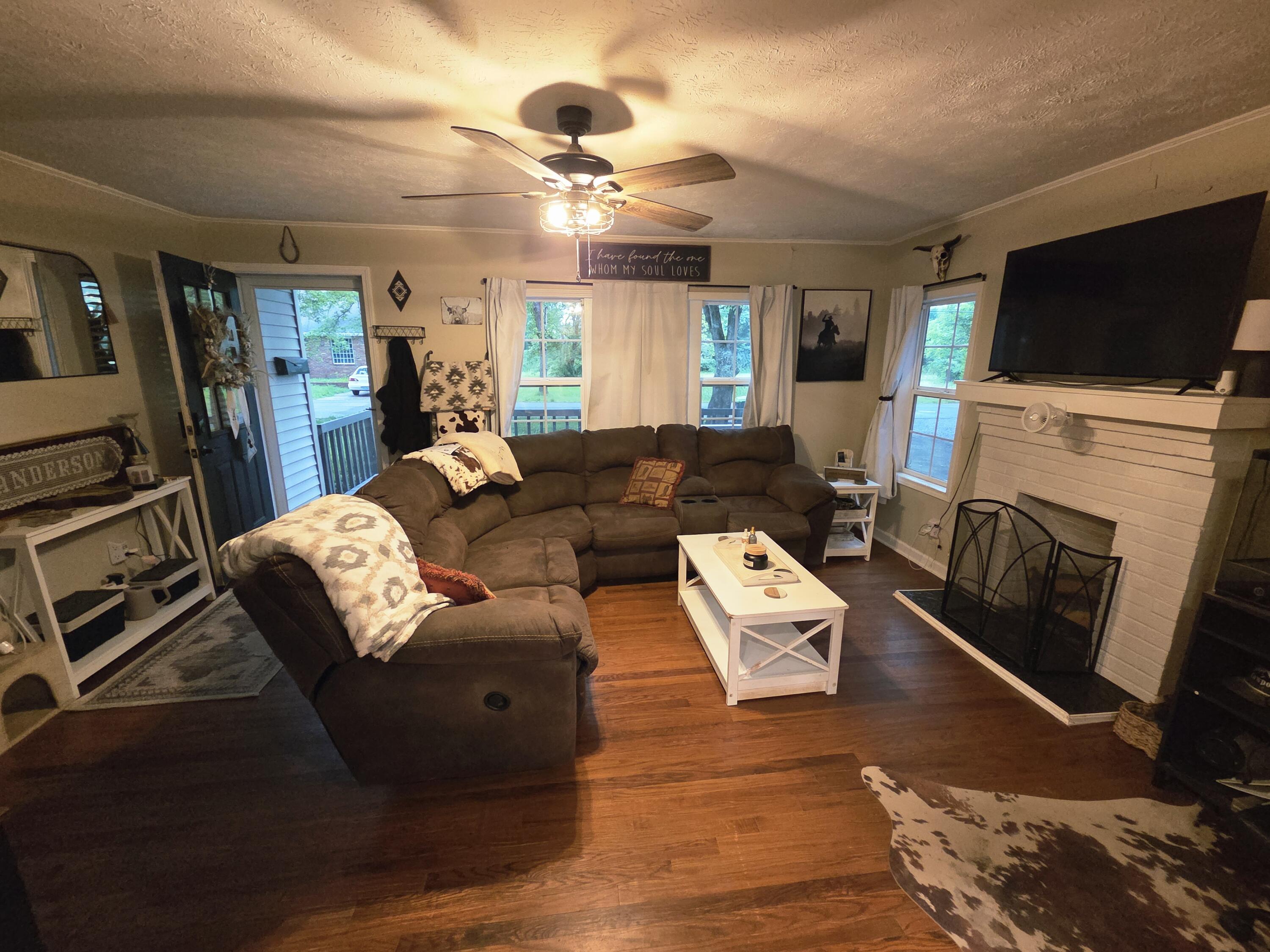 305 W 6th Street - Photo 3