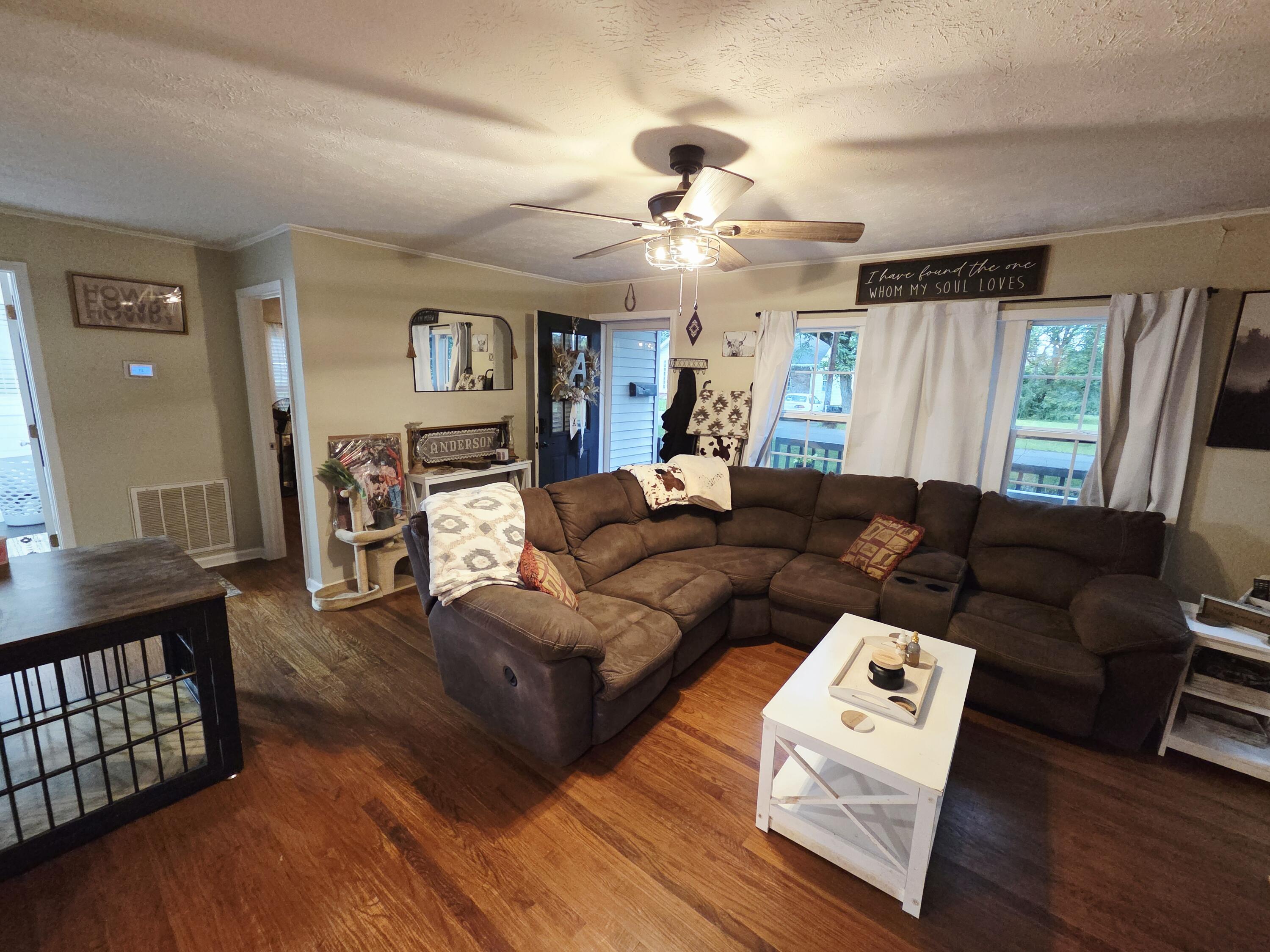 305 W 6th Street - Photo 2