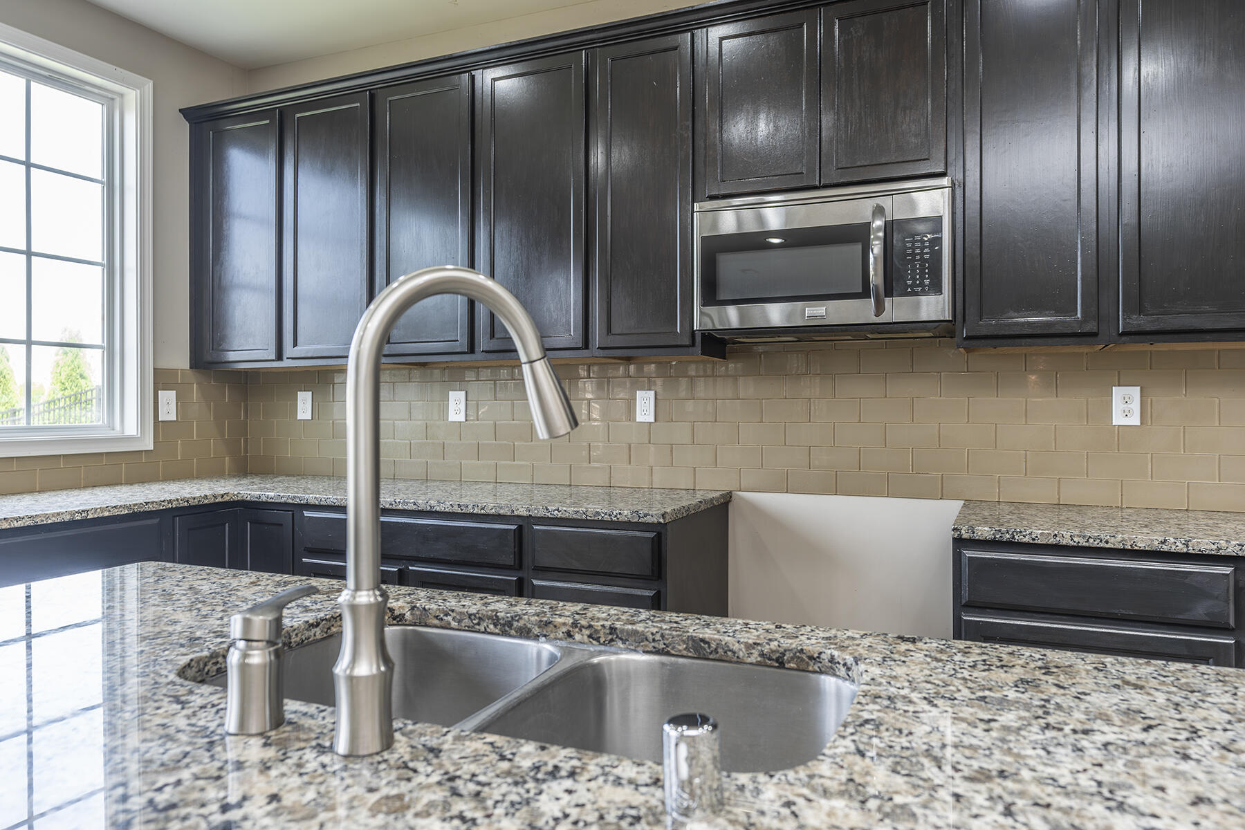 Lexington, Kentucky 40509, United States, 4 Bedrooms Bedrooms, ,3 BathroomsBathrooms,Residential,Pending,48408