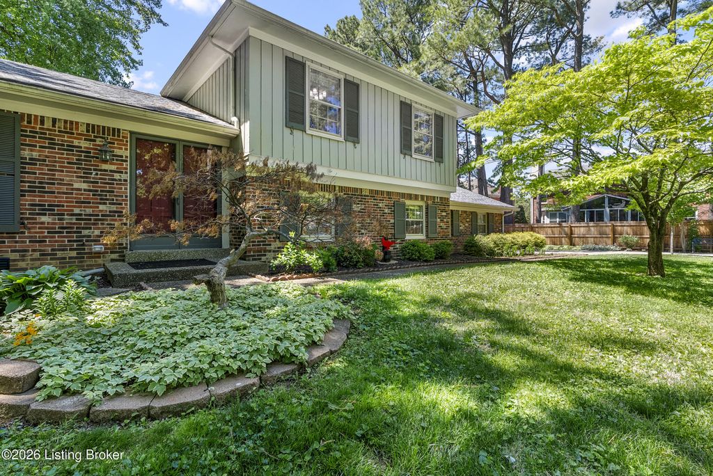 Photo of 1100 Timber Oak Dr, Louisville, KY 40223 (MLS # 1716103)