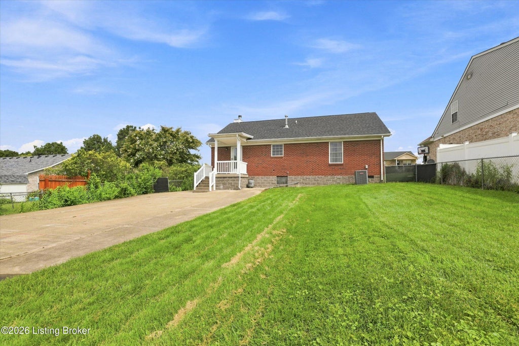 Photo of 8702 Vision Pl, Louisville, KY 40229 (MLS # 1726552)
