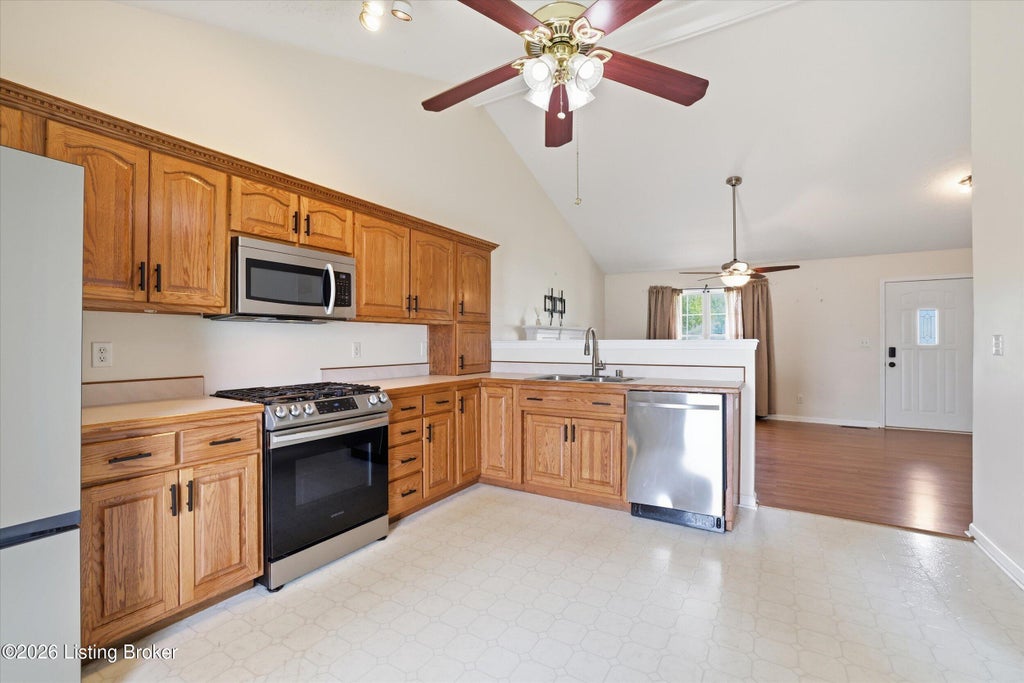 Photo of 8702 Vision Pl, Louisville, KY 40229 (MLS # 1726552)
