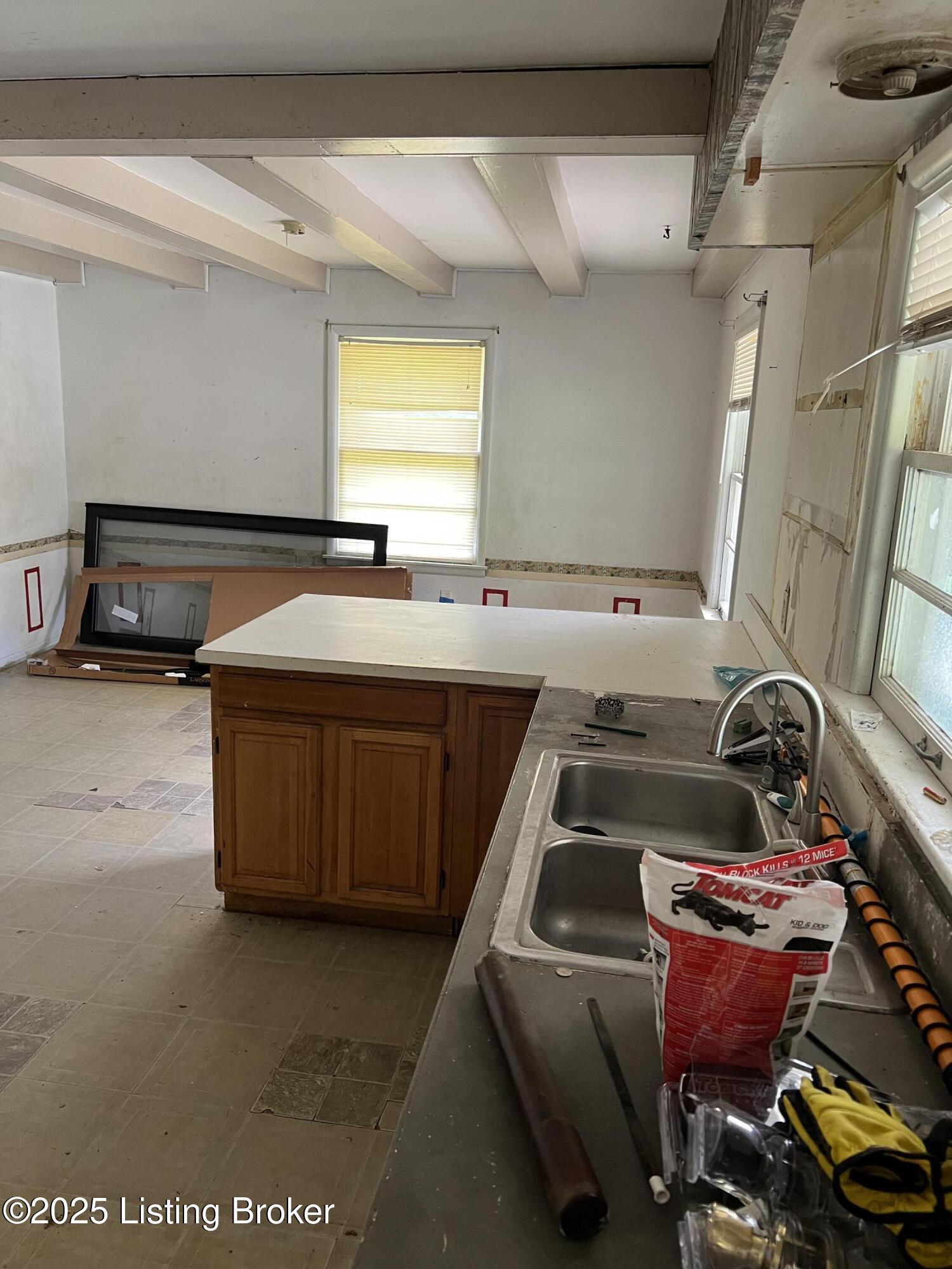 2040 Cox Ln, La Grange, Pennsylvania image 11