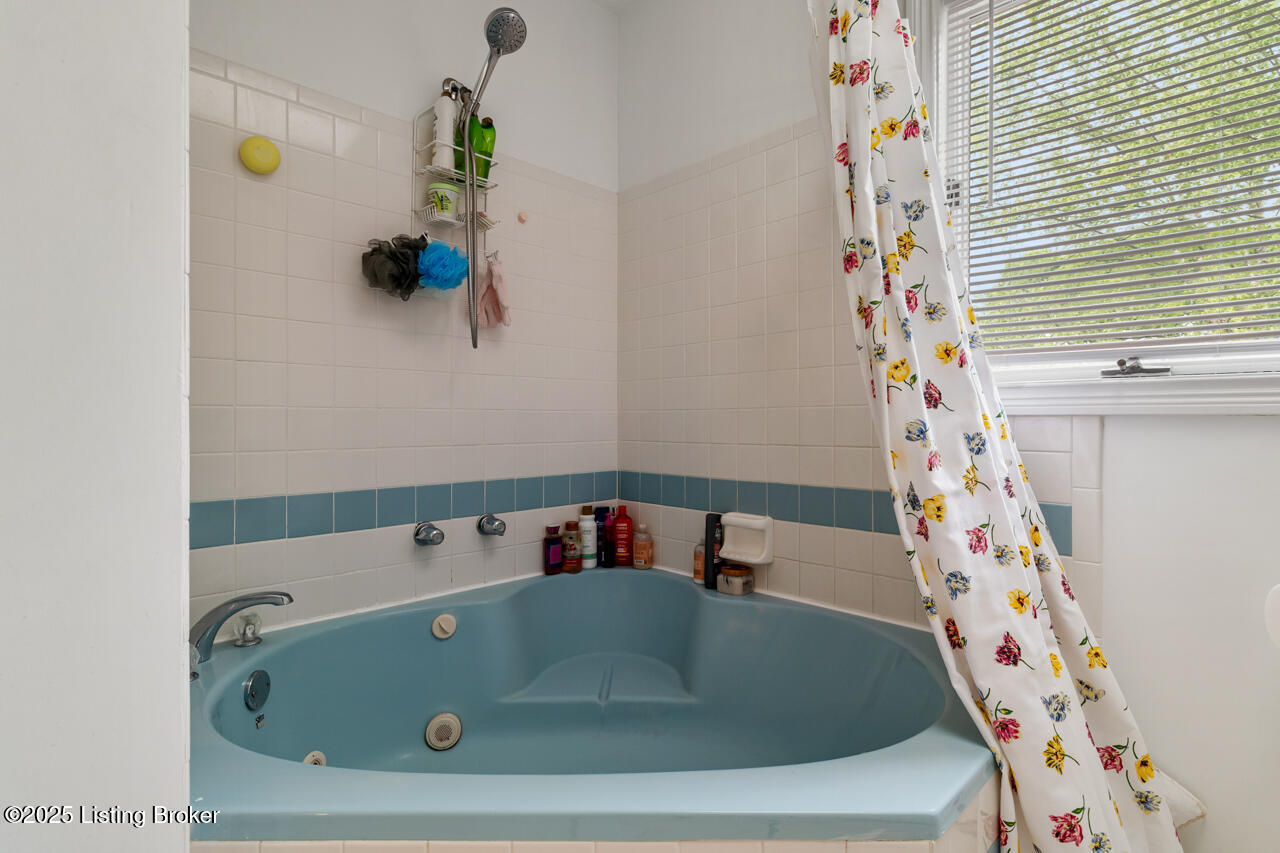 1813 Chaucer Ct, Louisville, Kentucky image 32