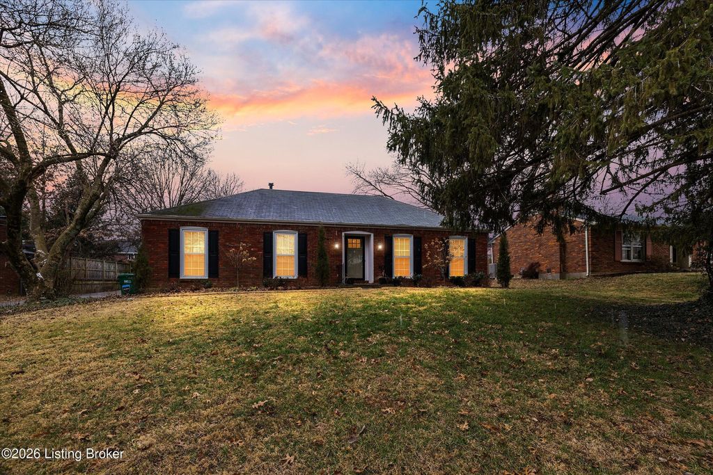 Photo of 1618 Ormsby Ln, Louisville, KY 40222 (MLS # 1707805)