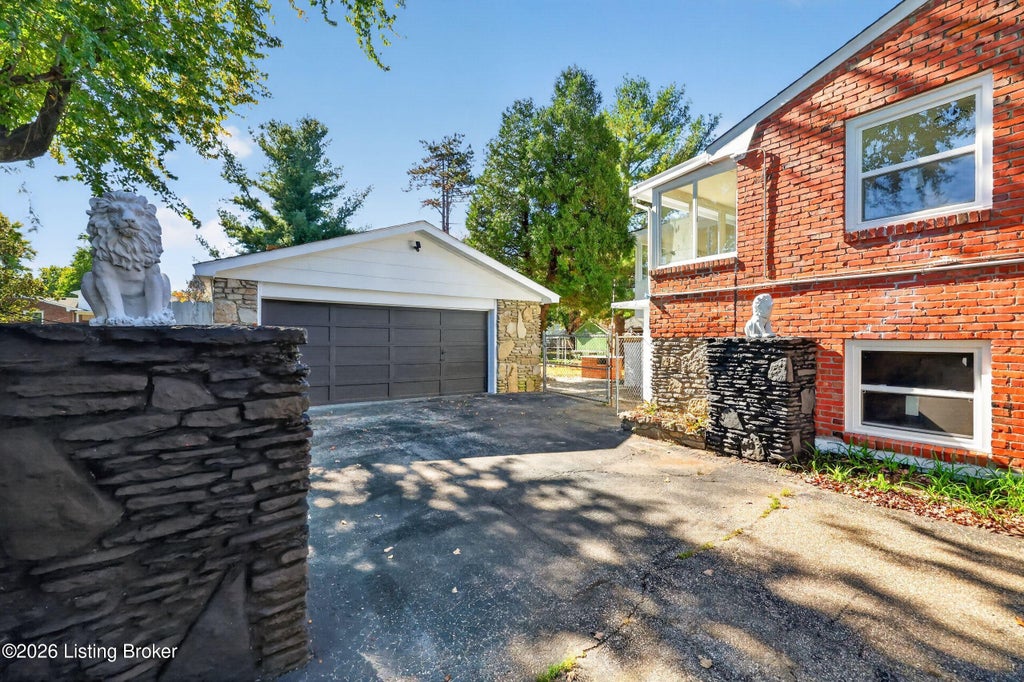 Photo of 8000 Broadfern Dr, Louisville, KY 40291 (MLS # 1732502)