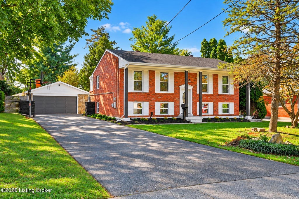 Photo of 8000 Broadfern Dr, Louisville, KY 40291 (MLS # 1732502)