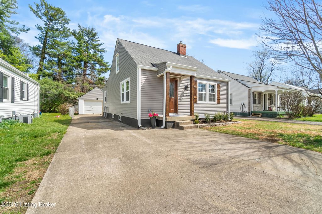 Photo of 113 Colonial Dr, Louisville, KY 40207 (MLS # 1712322)