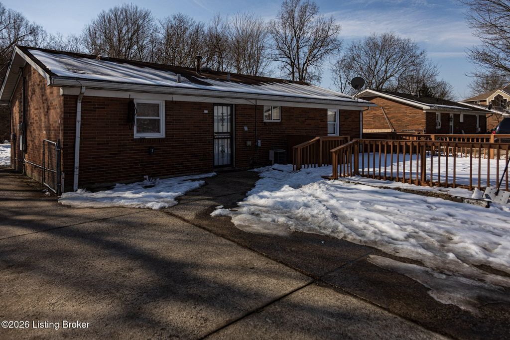 Photo of 5207 Vassar Ave, Louisville, KY 40258 (MLS # 1708973)
