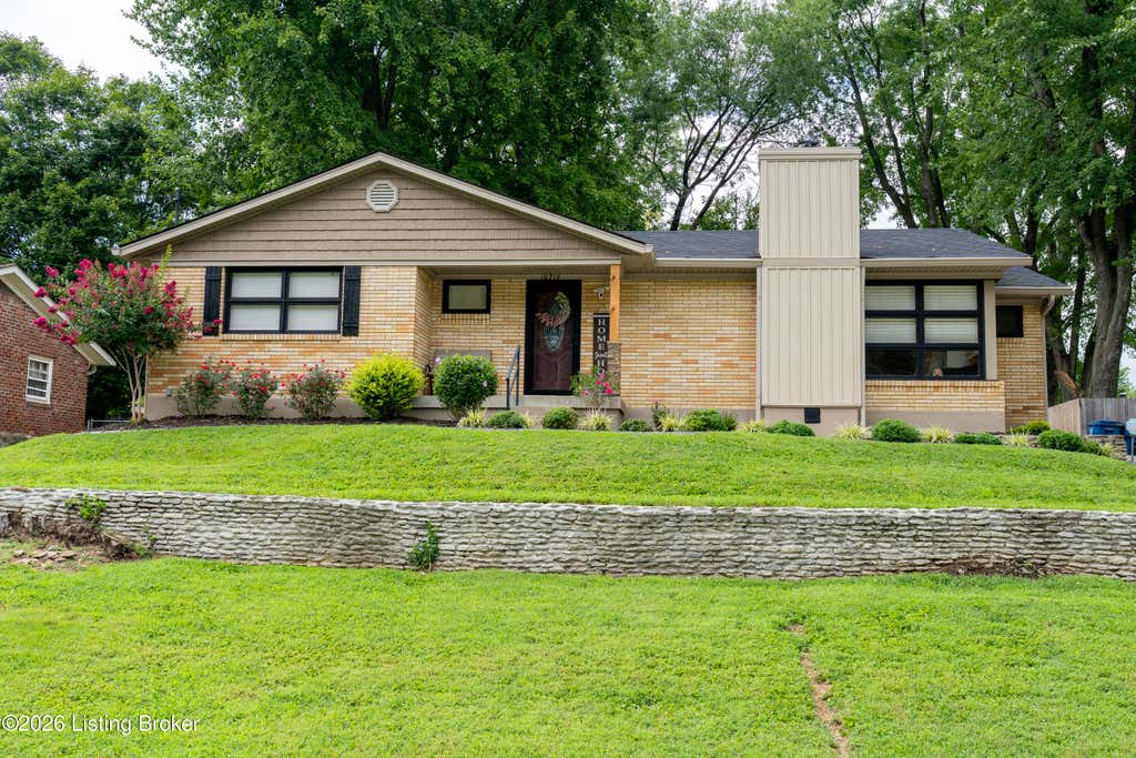 Photo of 10216 Eve Adam Dr, Louisville, KY 40272 (MLS # 1726915)