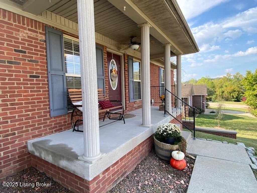 Photo of 105 Springhill Dr, Bardstown, KY 40004 (MLS # 1706992)