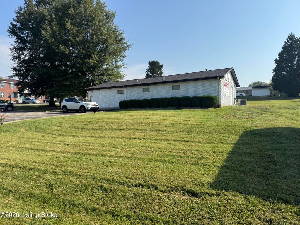 Photo of 119 Topfield Rd, Louisville, KY 40229 (MLS # 1730225)
