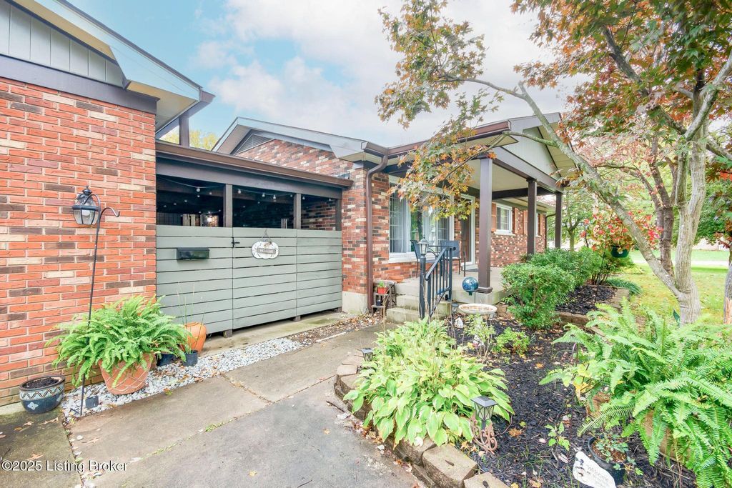 Photo of 4411 Clarene Dr, Louisville, KY 40216 (MLS # 1702107)