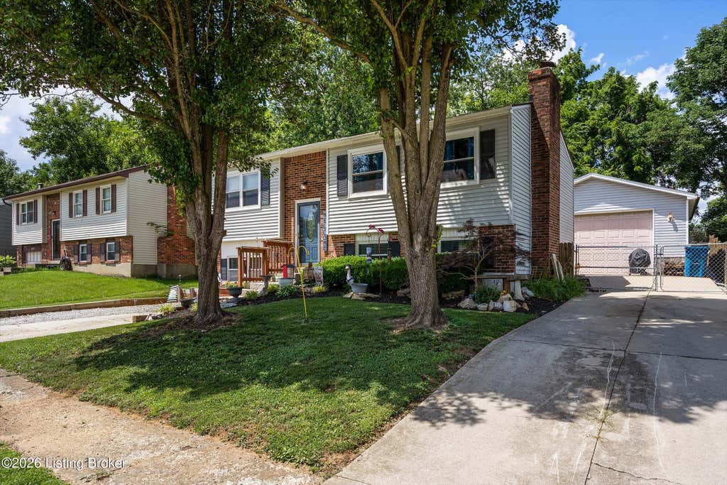 Photo of 6705 William Clark Dr, Louisville, KY 40228 (MLS # 1719052)