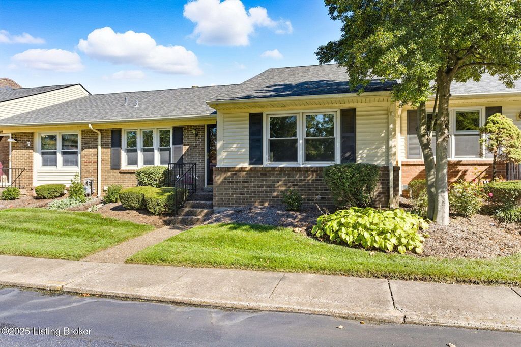 Photo of 105 Sycamore Dr, Sycamore, KY 40223 (MLS # 1711625)